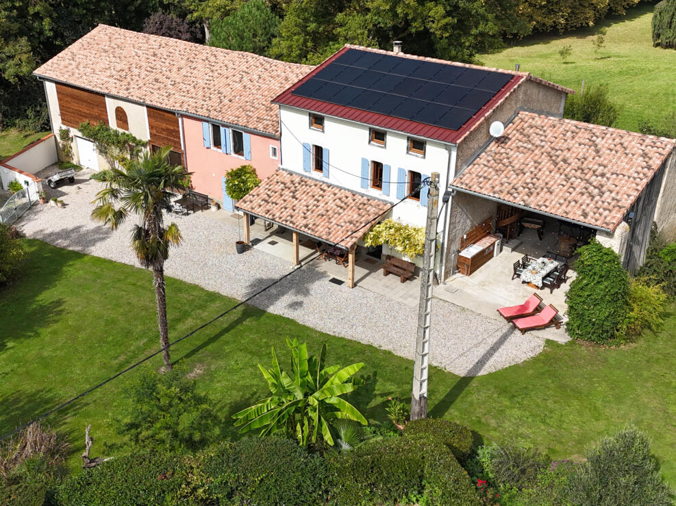 Character Property with Independent Gîte, Heated Pool and 1.5 ha of Woodland – 5 Minutes from Mirepoix