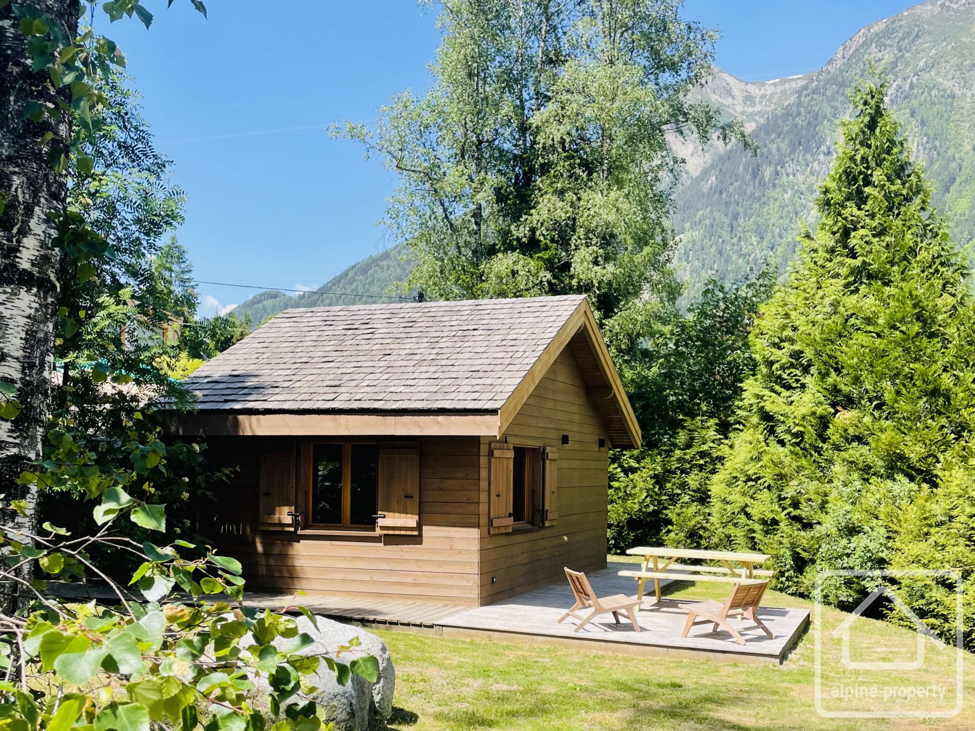 Renovated 2 Bedroom Chocolate-box Chalet With Garden And Parking. Mont Blanc Views, Short Walk From Chamonix, 1 Hour From Geneva. – PAPILLONCHAM