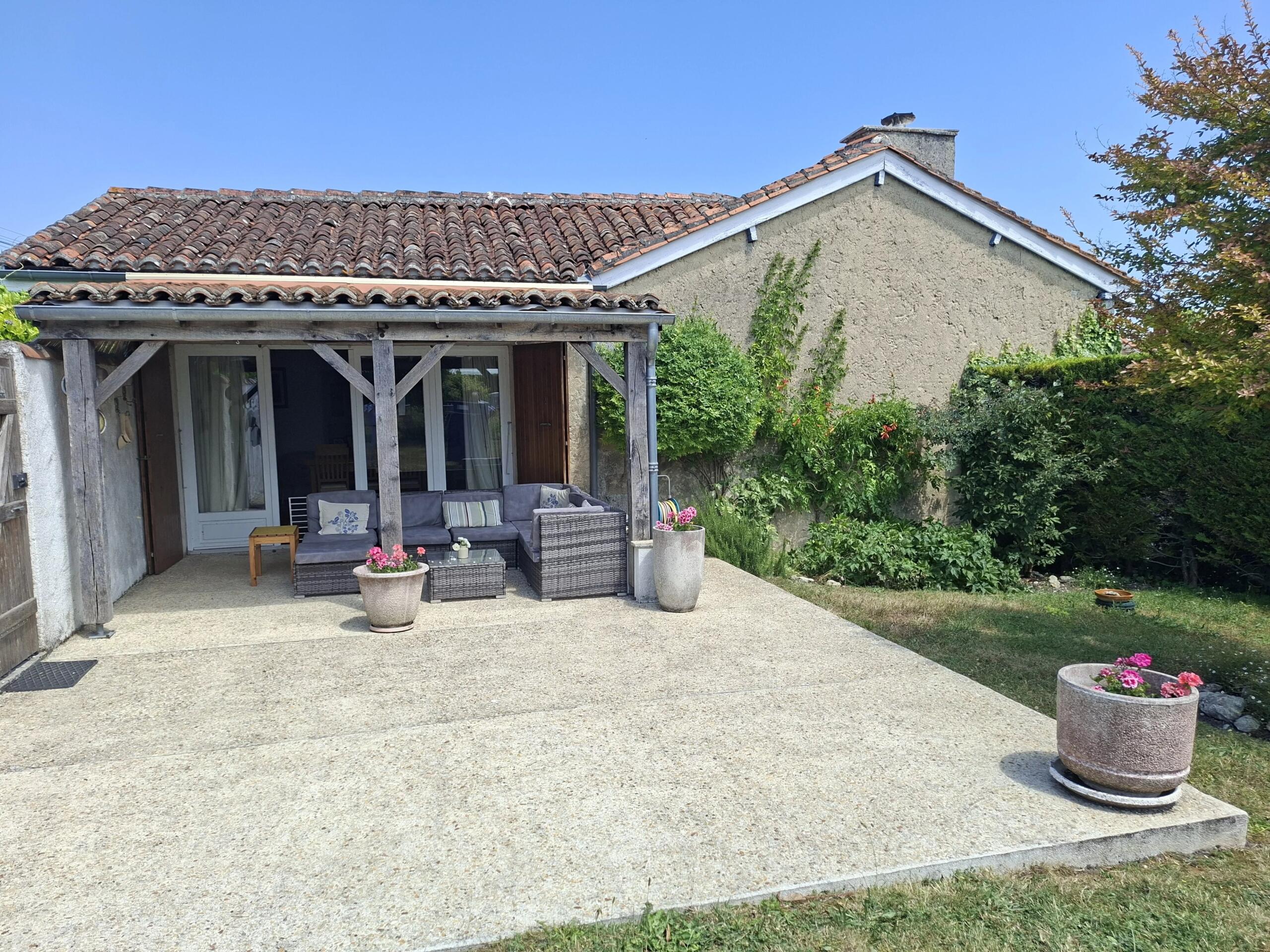 Excellent condition stone property with heated pool, Poitou-Charentes – France – BVI86119