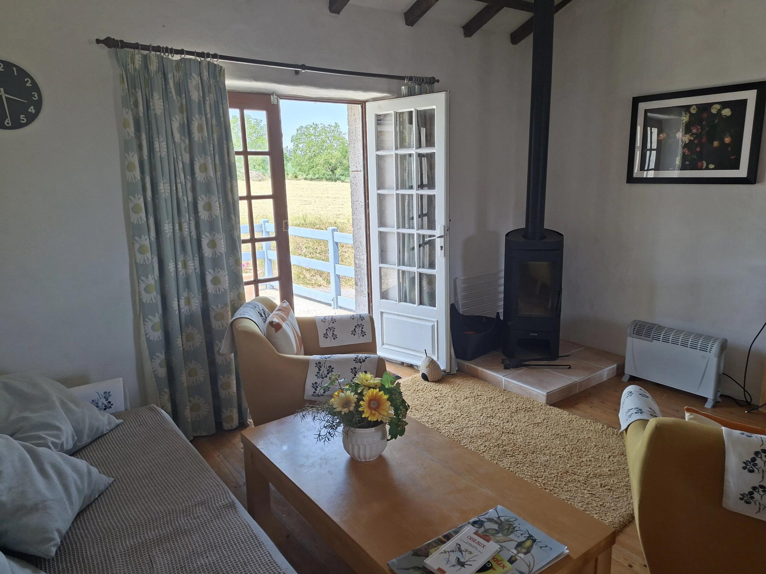 Excellent condition stone property with heated pool, Poitou-Charentes – France – BVI86119
