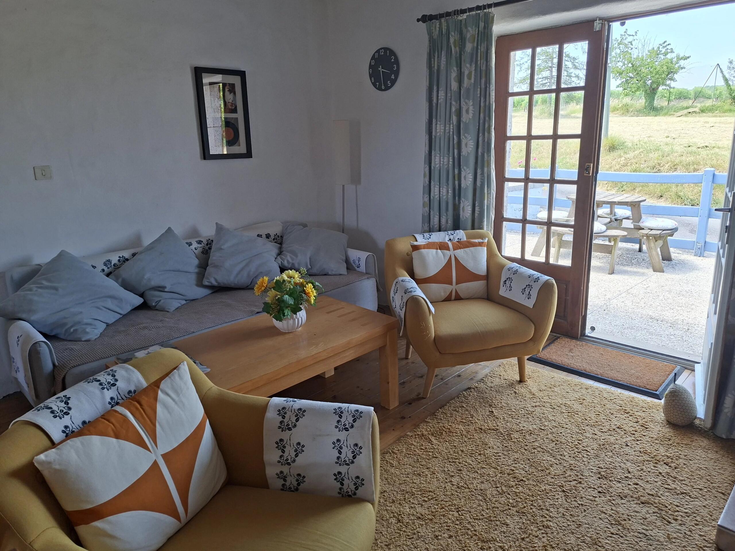 Excellent condition stone property with heated pool, Poitou-Charentes – France – BVI86119