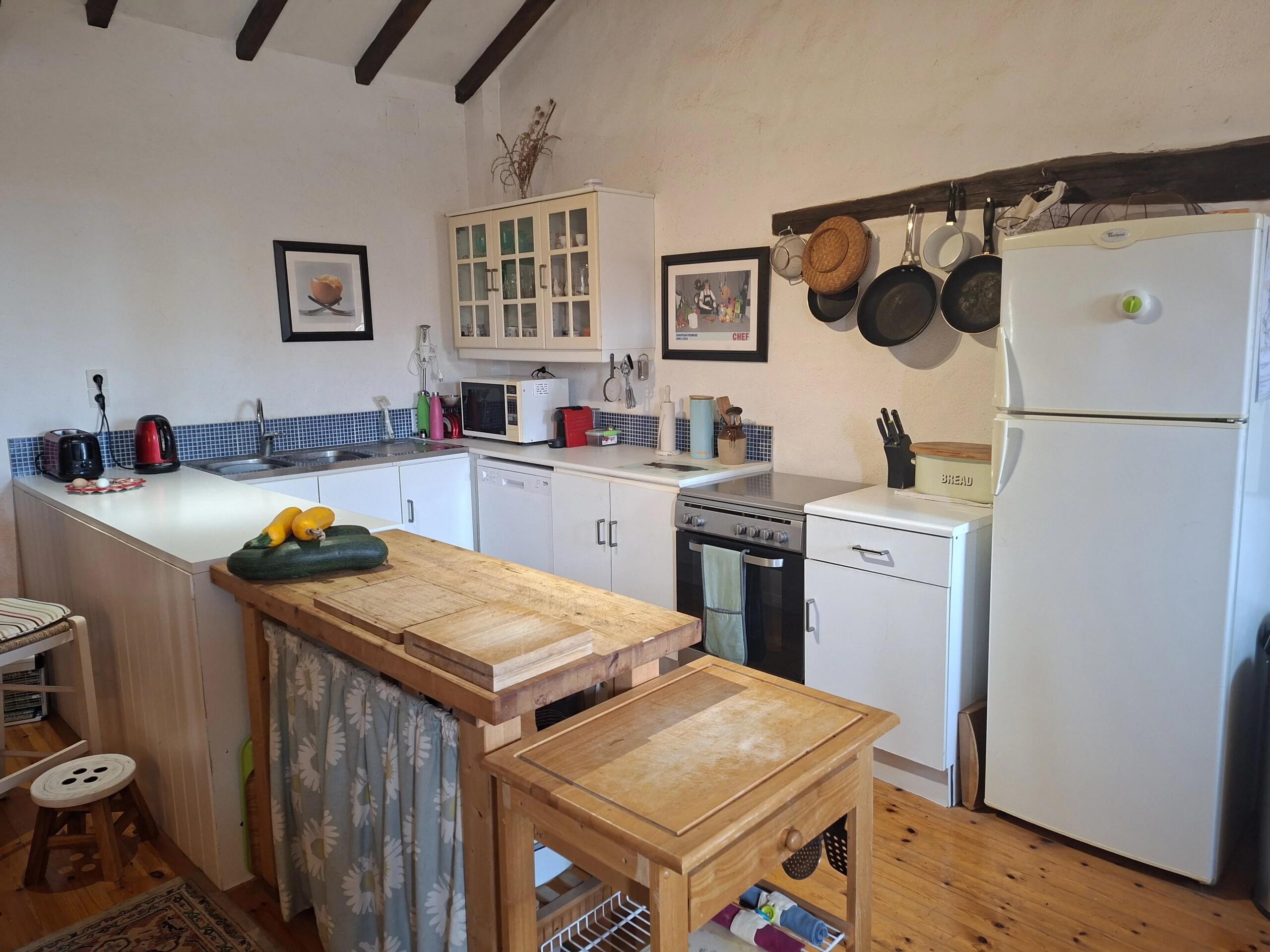 Excellent condition stone property with heated pool, Poitou-Charentes – France – BVI86119