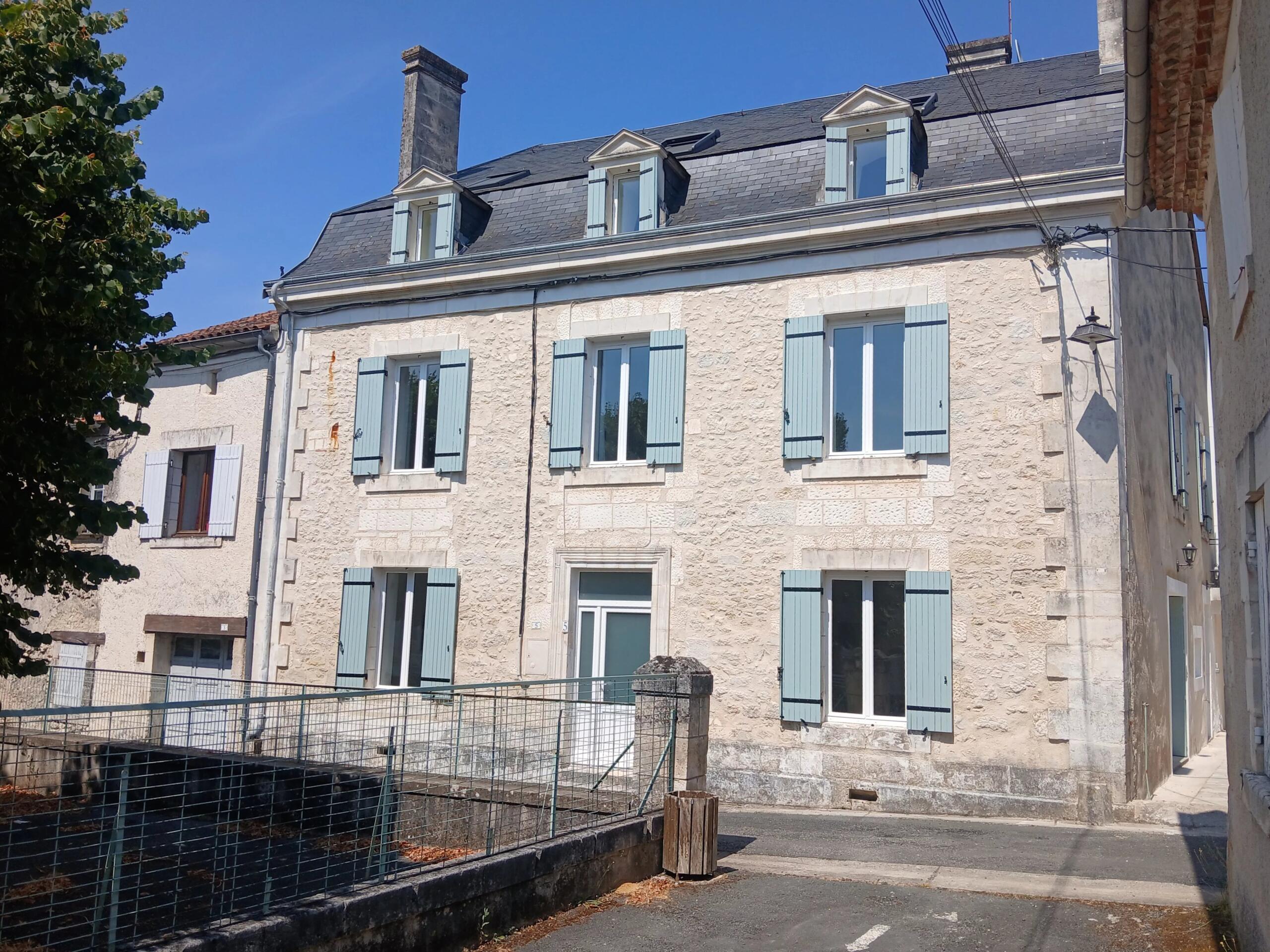 Beautiful-renovated 5-bedroom village property, Aquitaine – France – BVI86170