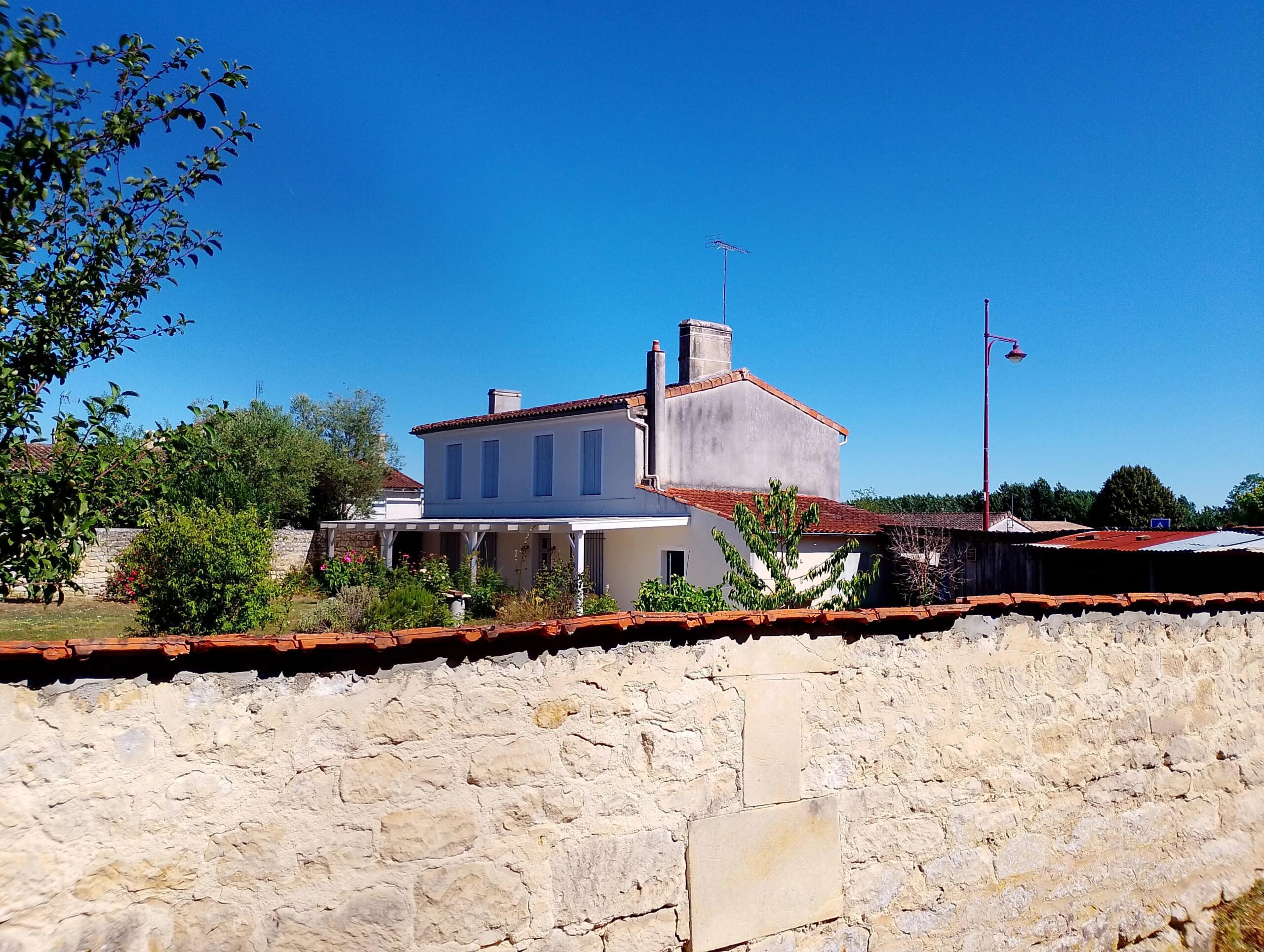 Renovated 3-bed house with garden, garage and workshop on the edge of Jonzac, Poitou-Charentes – France – BVI86409