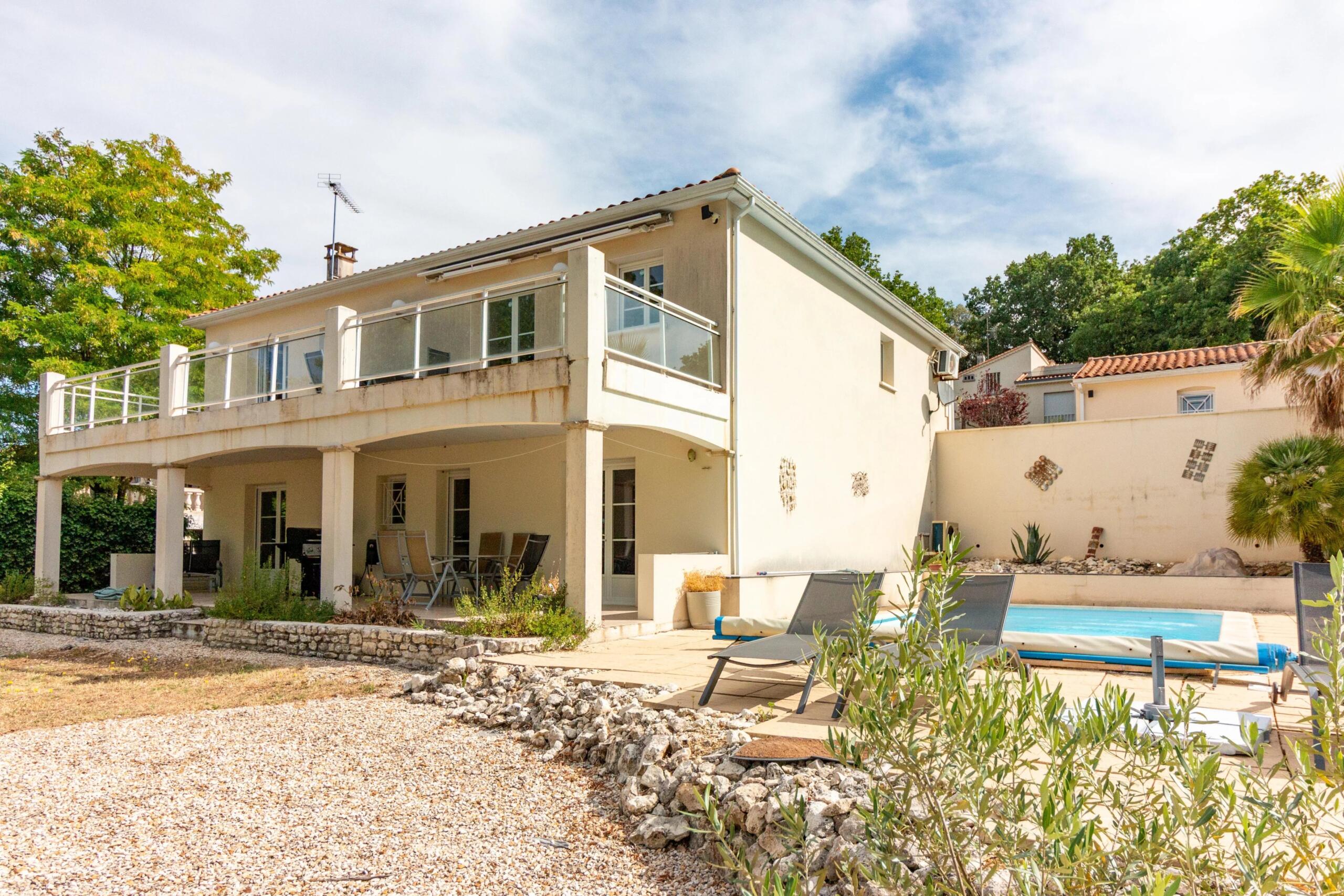 Modern house with beautiful vineyard views and heated pool, Poitou-Charentes – France – BVI86308