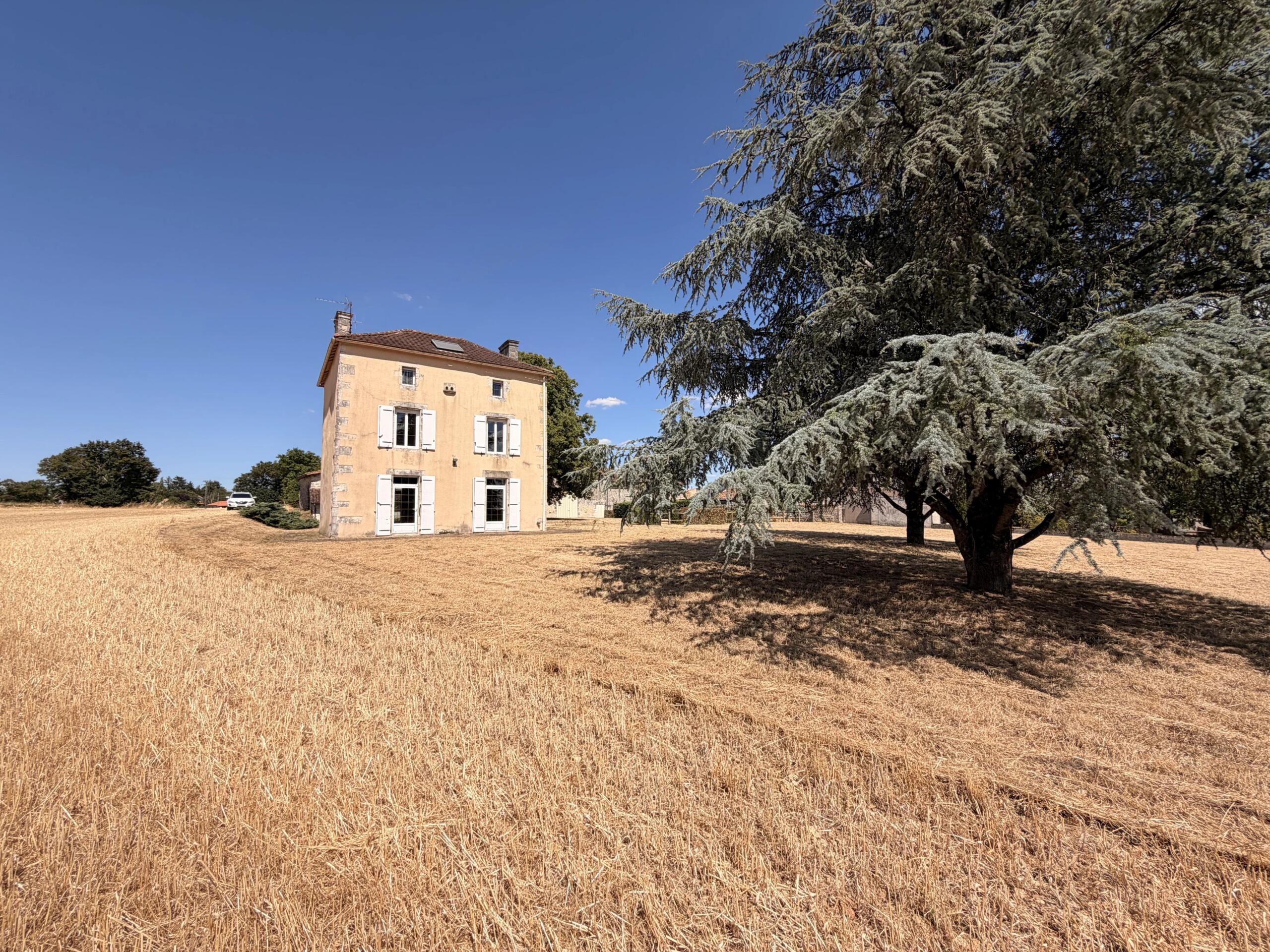 Charming country property with over 2ha, barn, guest annex potential, close to Ruffec, Poitou-Charentes – France – BVI86256
