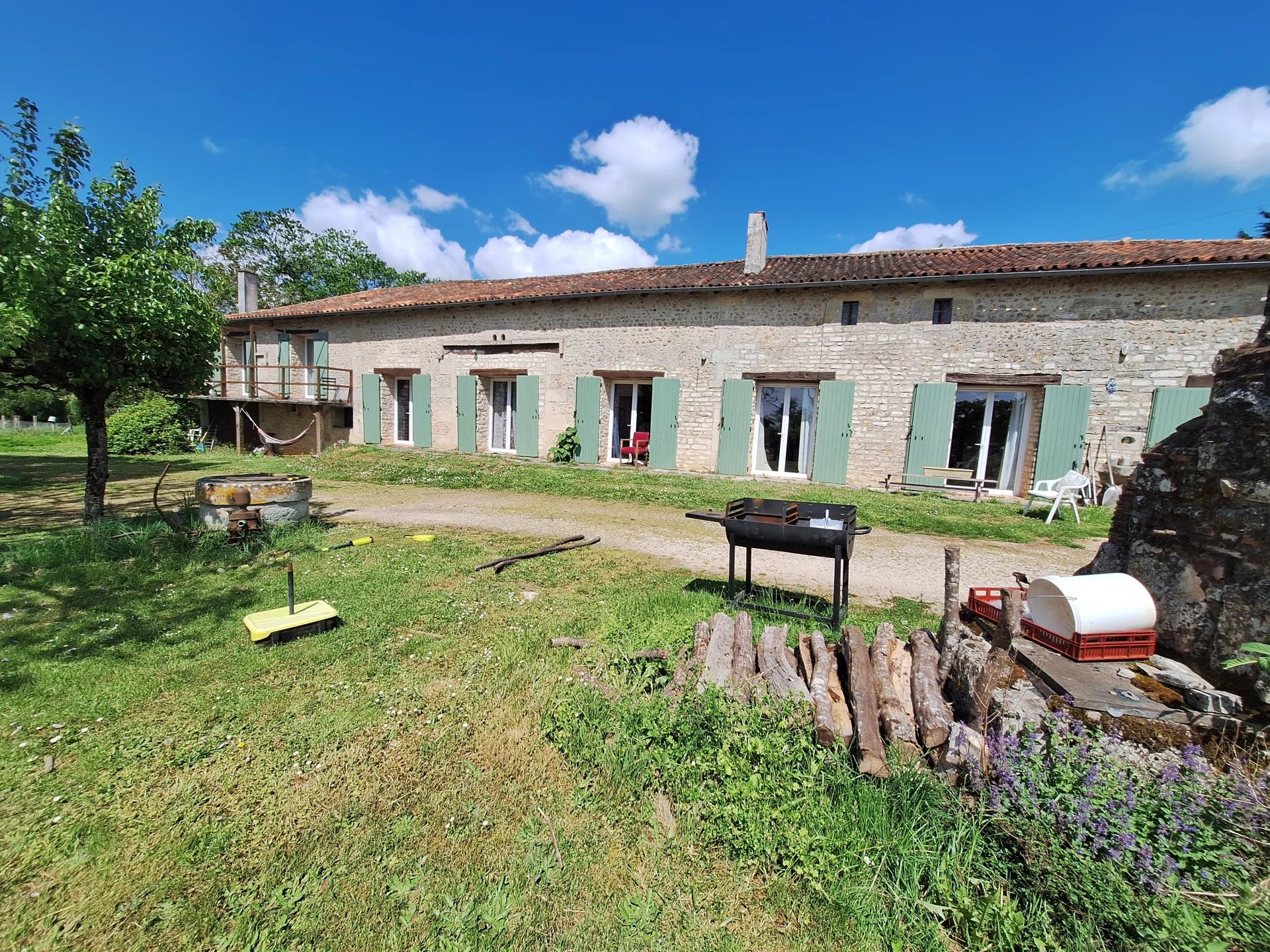 Detached character property with cottage and barn, Poitou-Charentes – France – BVI80788