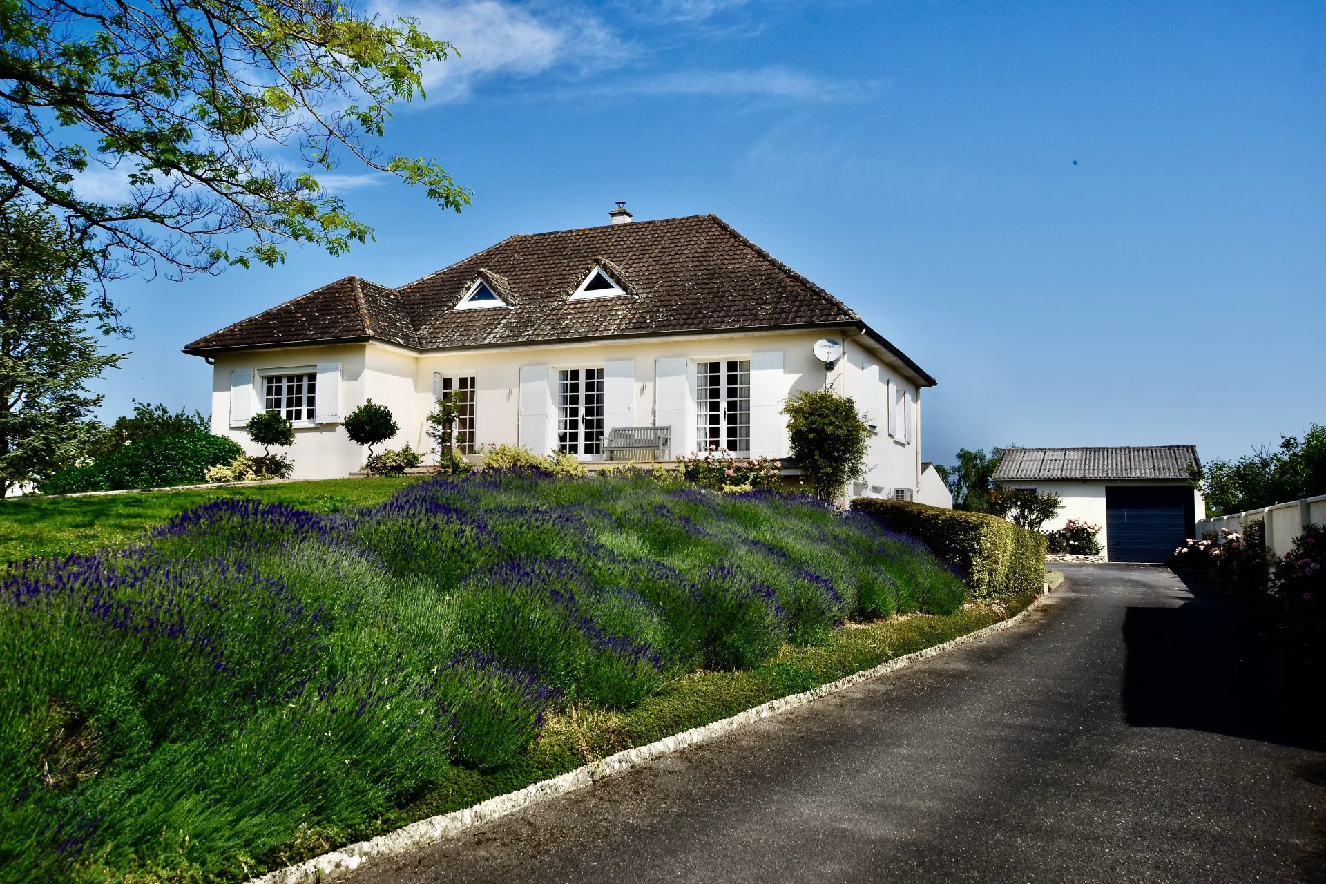 Superbly presented 4/5 bed village house with 2 guesthouses and fabulous pool, Poitou-Charentes – France – BVI79927