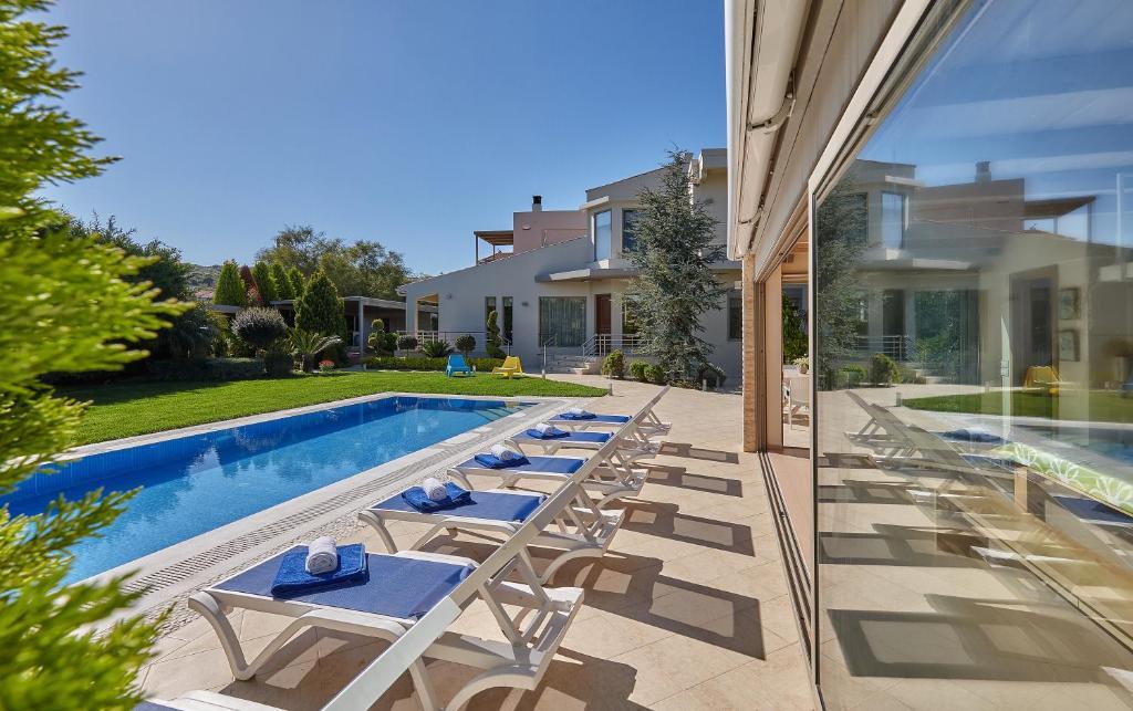 4 bedroom Villa in Heraclion Cretes, Heraklion Prefecture, Greece – 65748