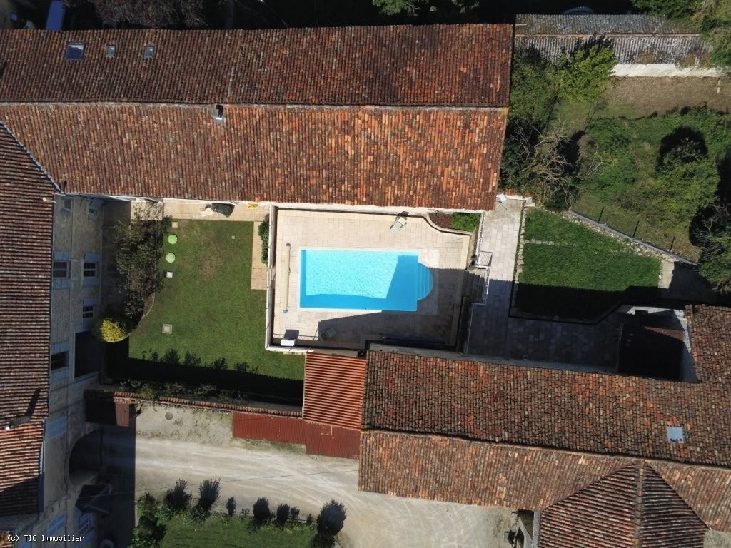 6 bedroom House in Ruffec, France – r7536