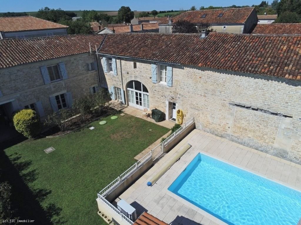 6 bedroom House in Ruffec, France – r7536