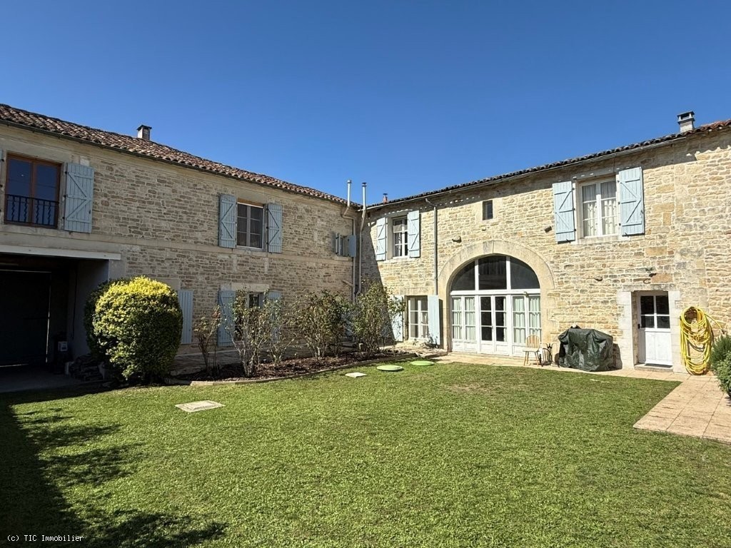 6 bedroom House in Ruffec, France – r7536