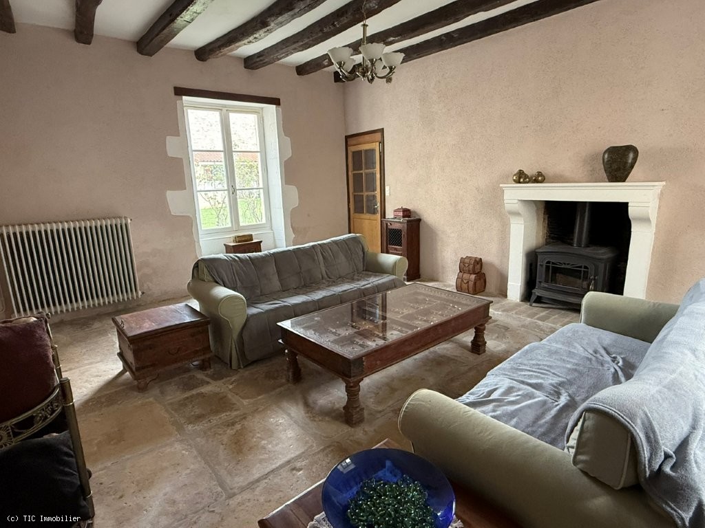 6 bedroom House in Ruffec, France – r7536