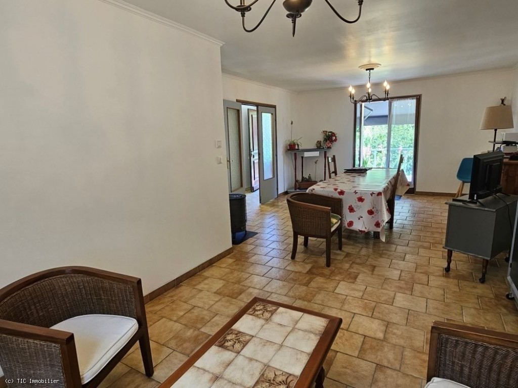 3 bedroom House in Charroux, France – r7535