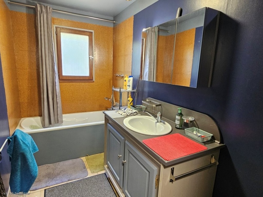 3 bedroom House in Charroux, France – r7535
