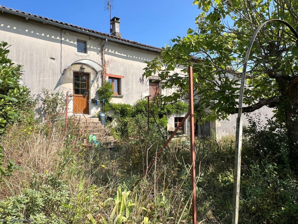 2 bedroom House in Champagne-Mouton, France – r7518