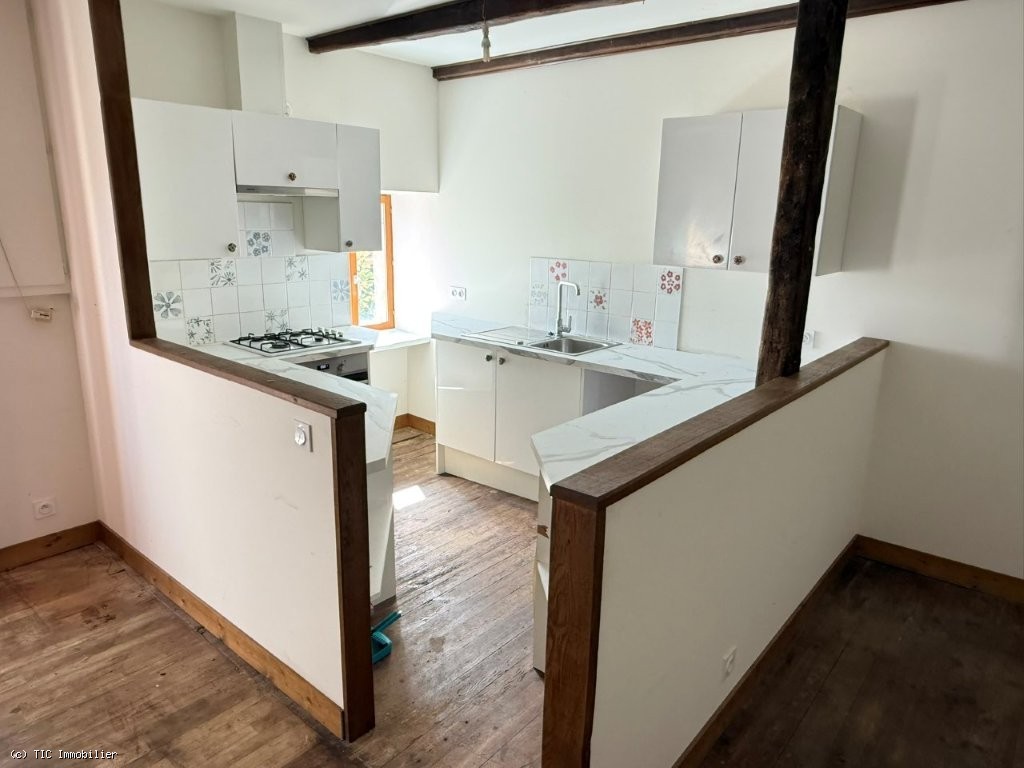 2 bedroom House in Champagne-Mouton, France – r7518