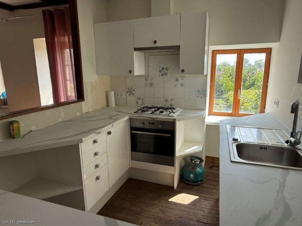 2 bedroom House in Champagne-Mouton, France – r7518