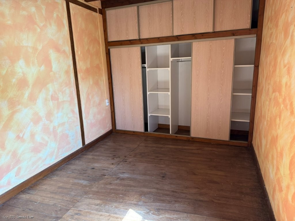 2 bedroom House in Champagne-Mouton, France – r7518