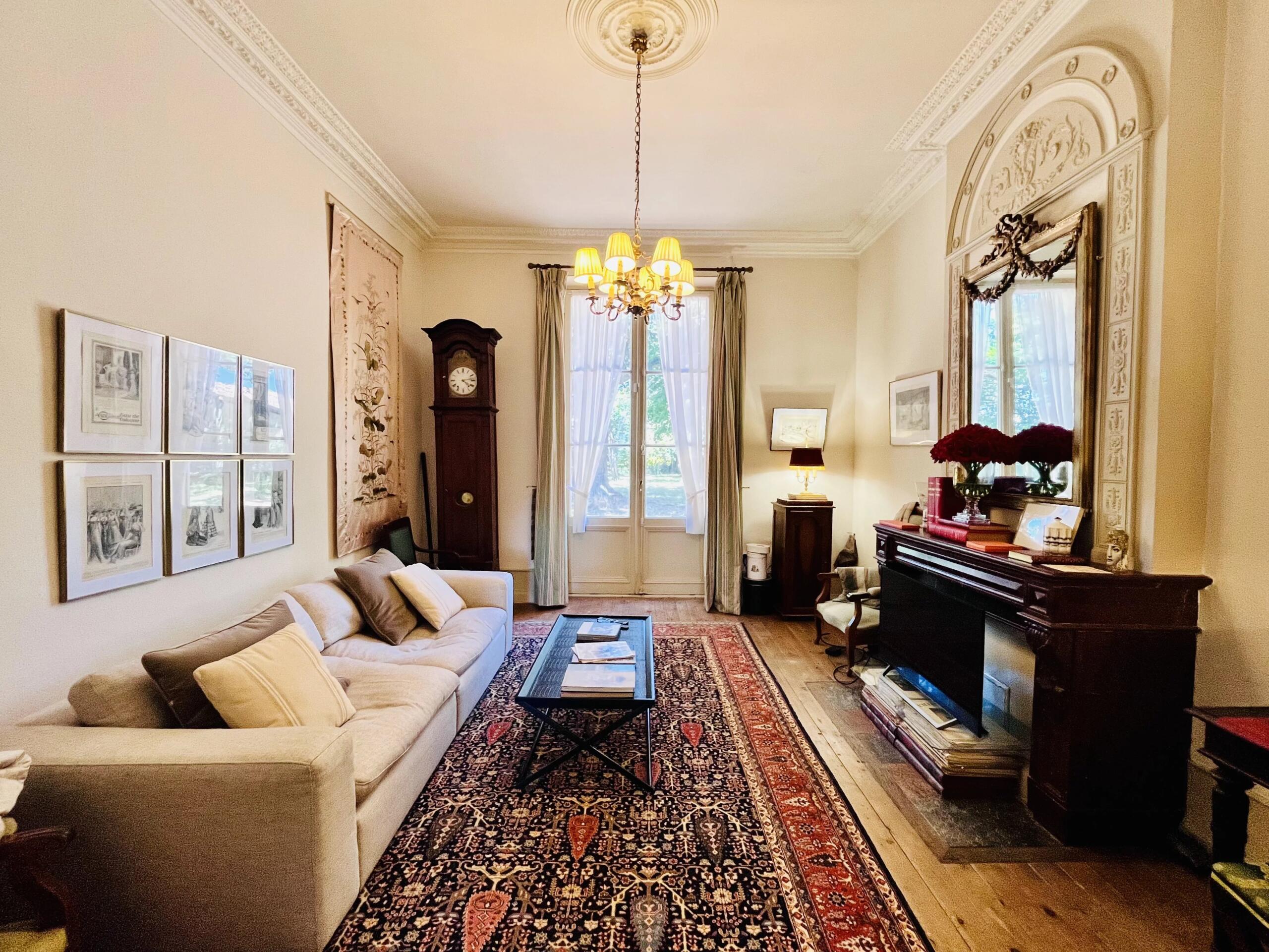Historic Maison de Maître with Guest Cottage, Barns and Swimming Pool, Aquitaine – France – BVI86378