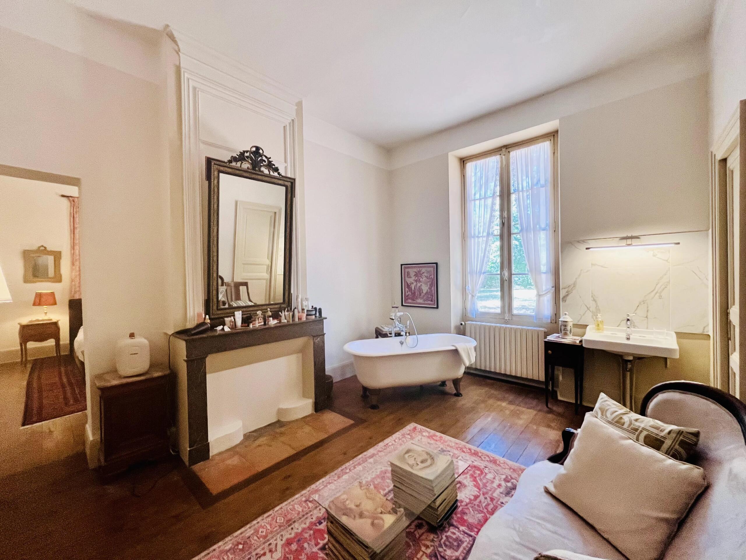 Historic Maison de Maître with Guest Cottage, Barns and Swimming Pool, Aquitaine – France – BVI86378