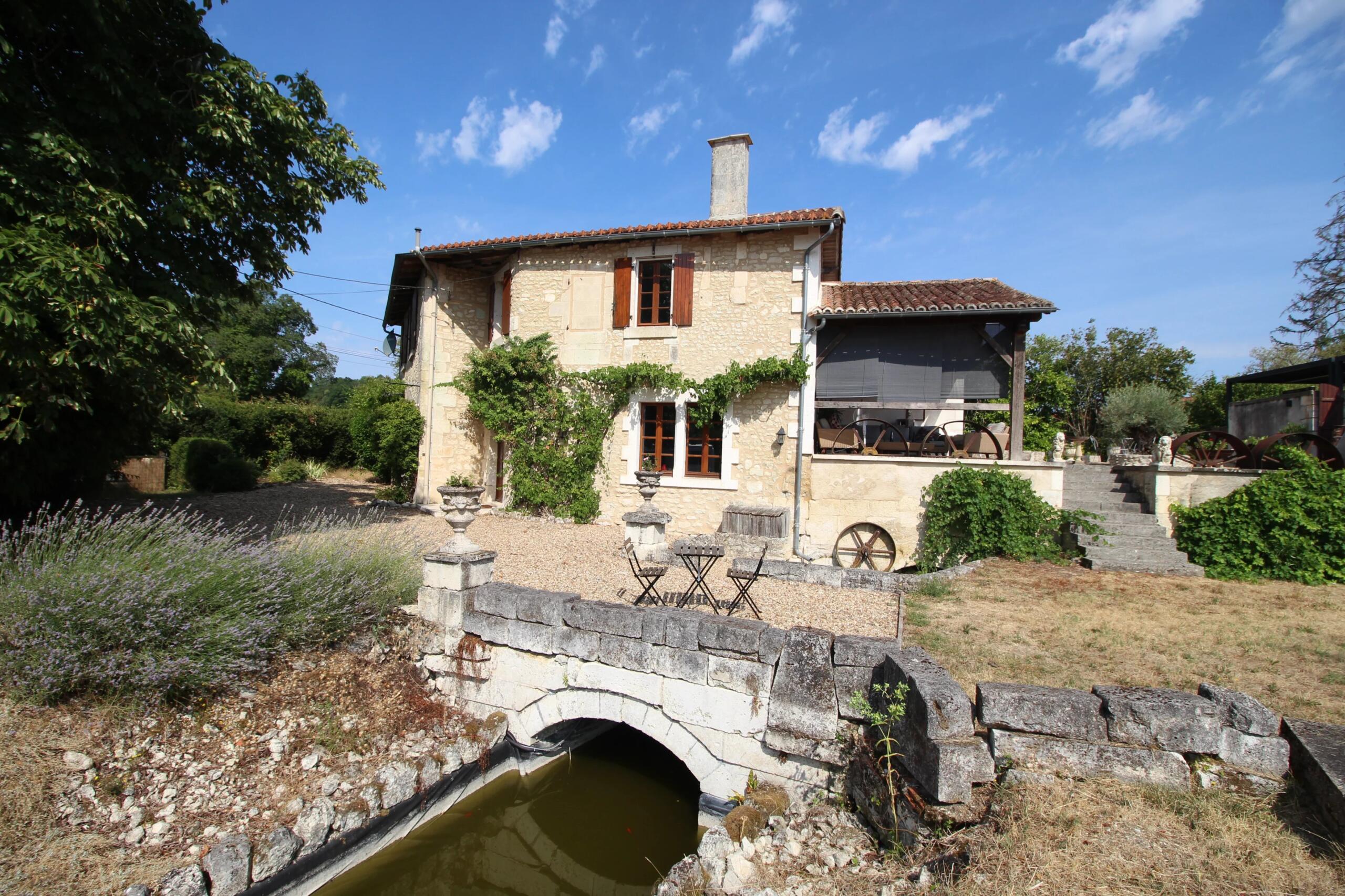 Mill conversion with four bedrooms, large garden, pool and barn, Aquitaine – France – BVI84965
