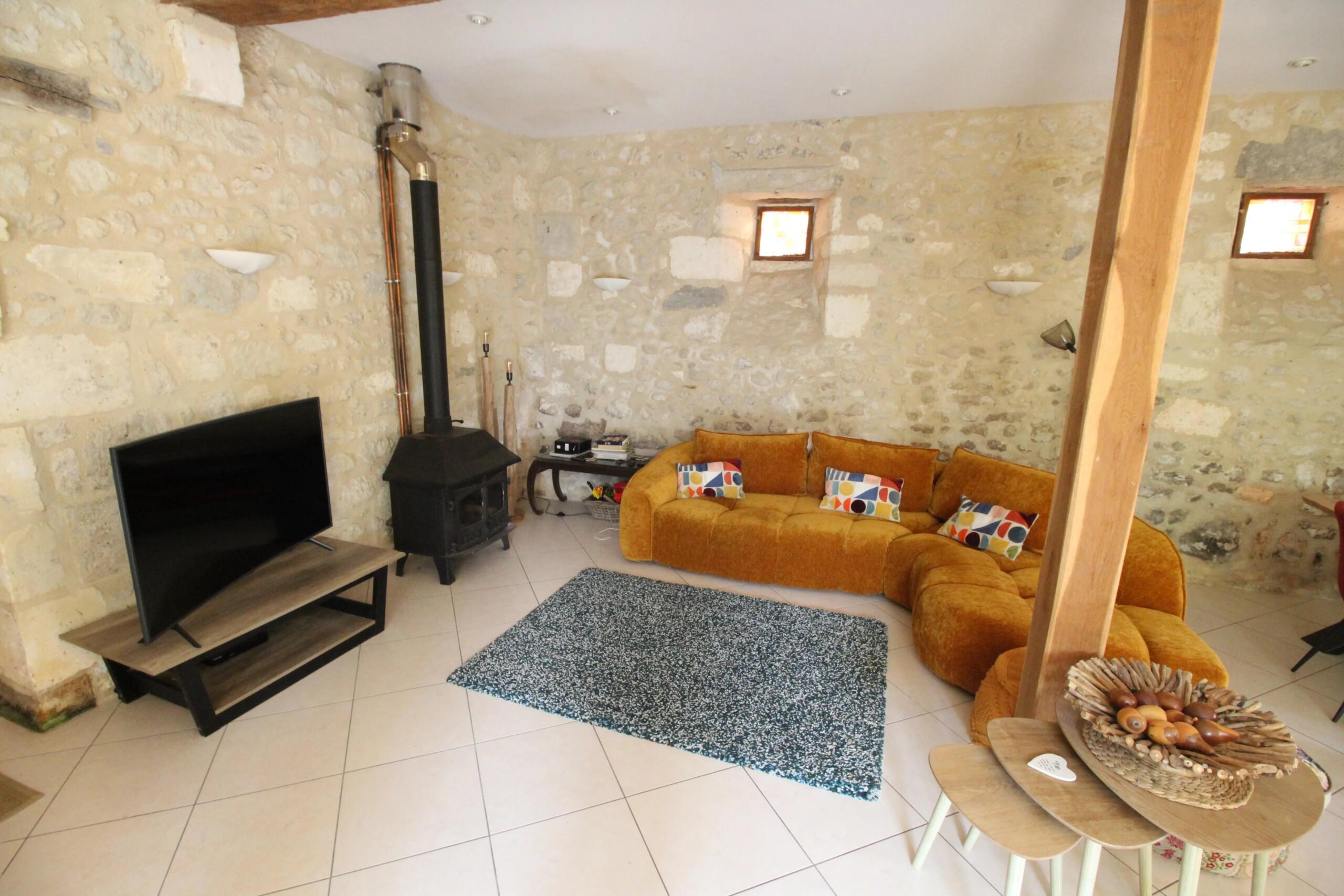 Mill conversion with four bedrooms, large garden, pool and barn, Aquitaine – France – BVI84965
