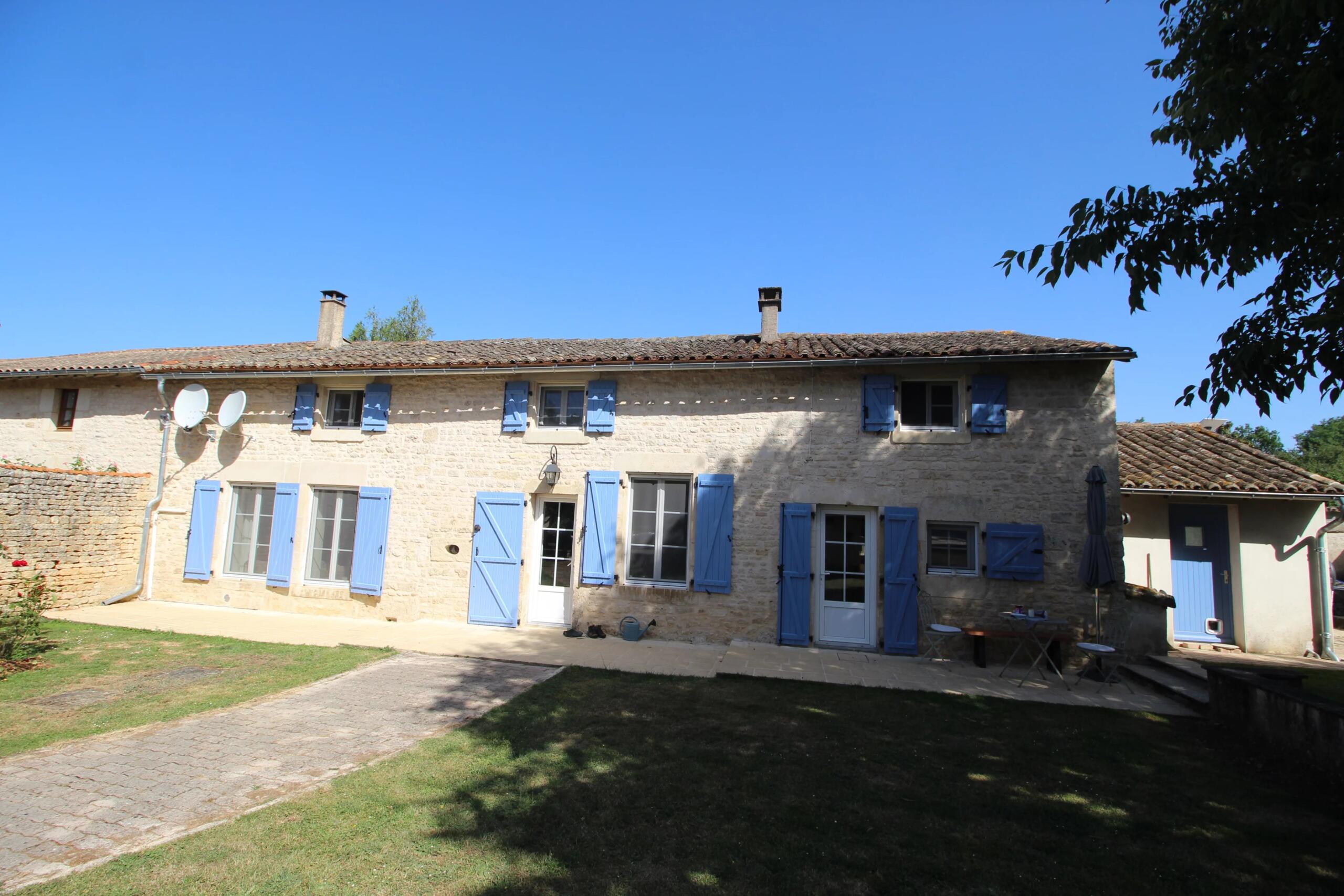 Lovely character property with three bedrooms, barn and heated pool, Poitou-Charentes – France – BVI86115