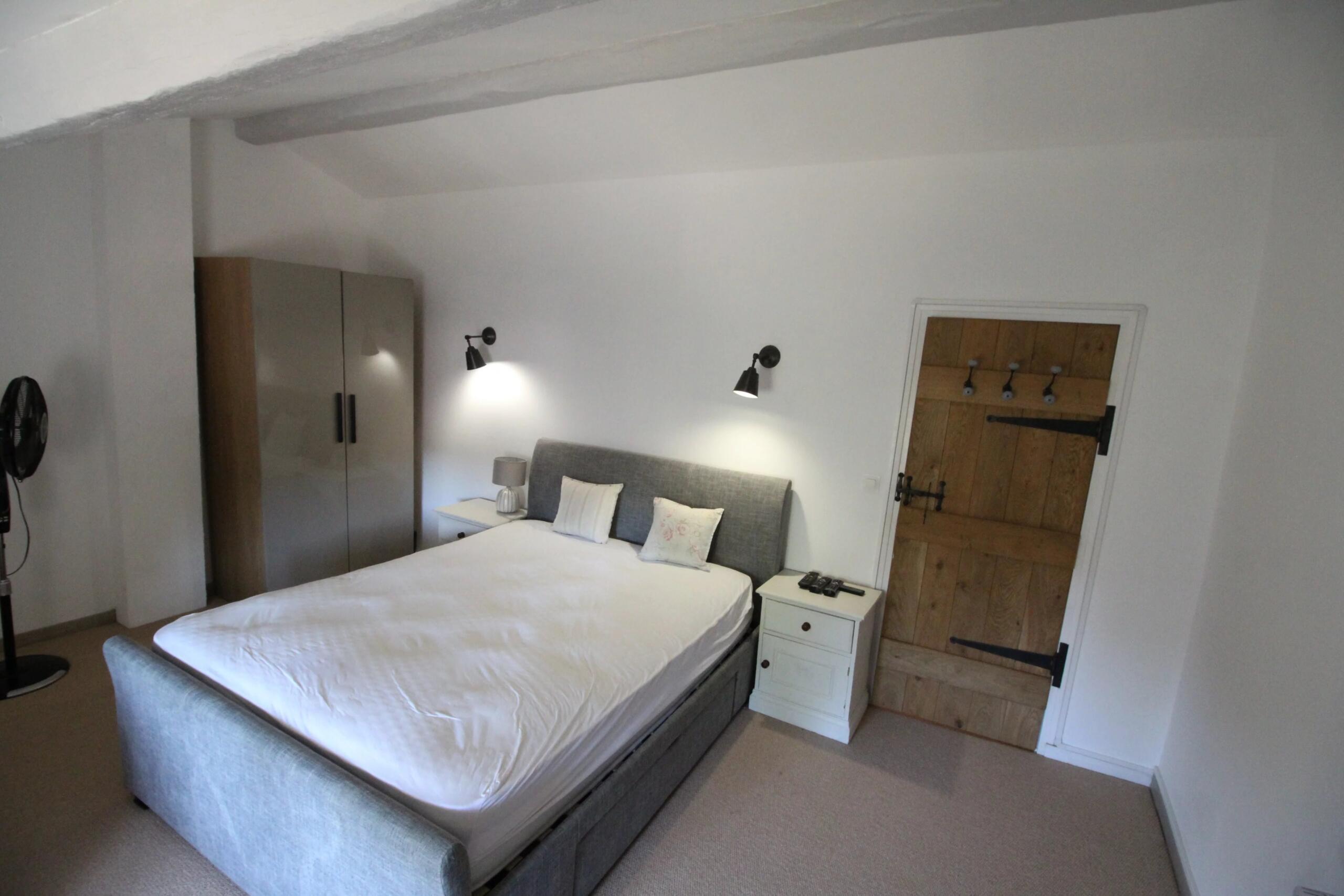 Lovely character property with three bedrooms, barn and heated pool, Poitou-Charentes – France – BVI86115