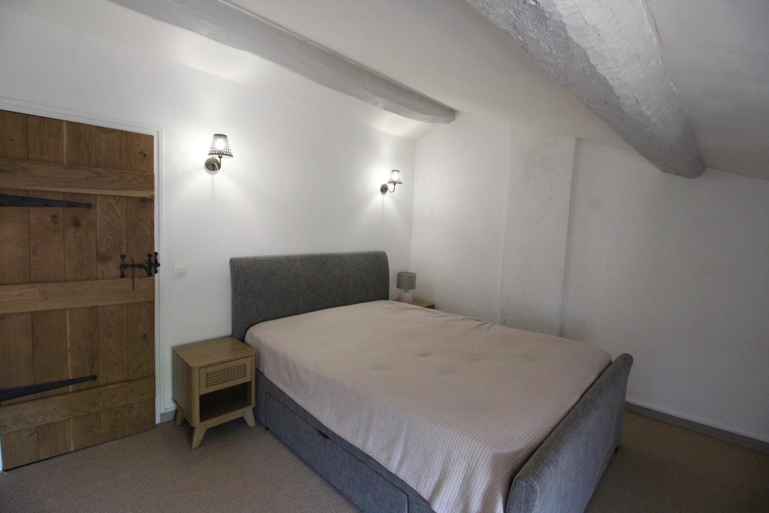 Lovely character property with three bedrooms, barn and heated pool, Poitou-Charentes – France – BVI86115