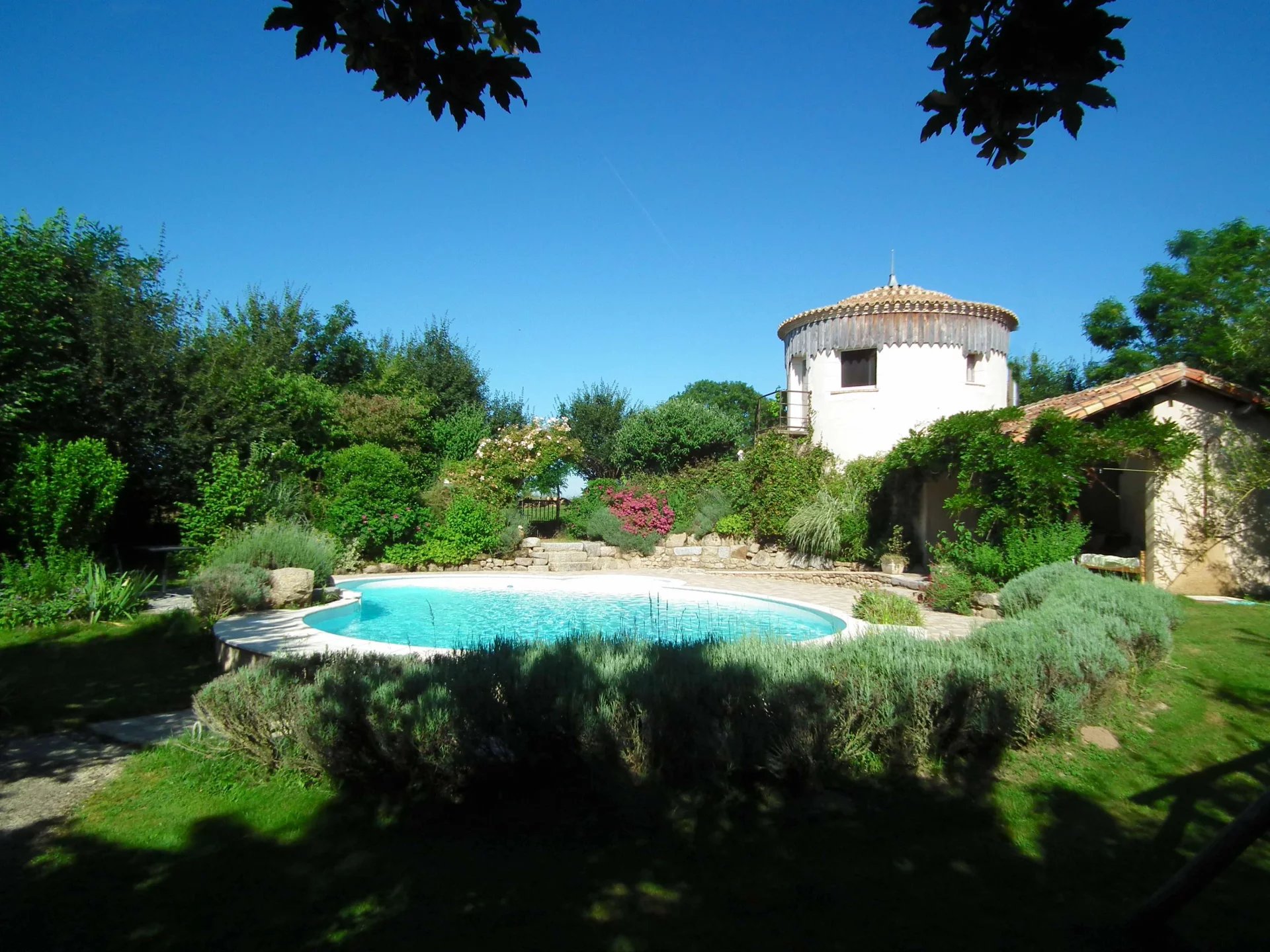 Character property with pool and guest houses, Poitou-Charentes – France – BVI65140