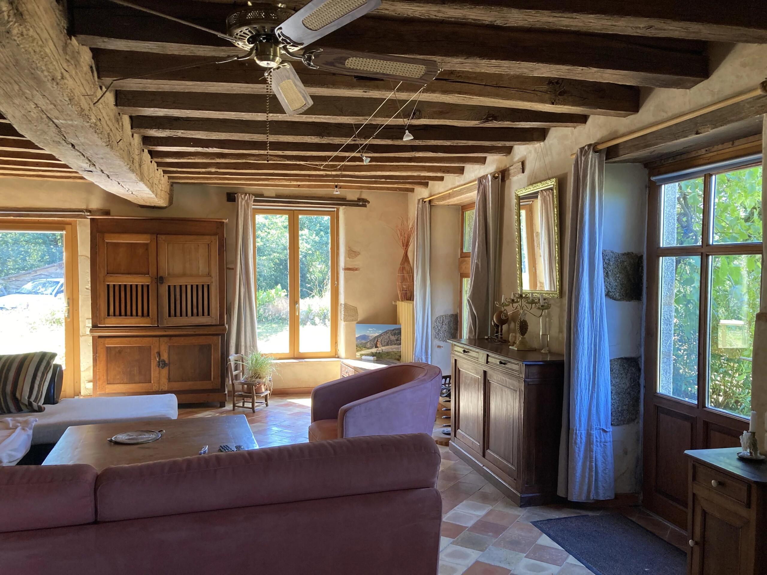 Character property with pool and guest houses, Poitou-Charentes – France – BVI65140