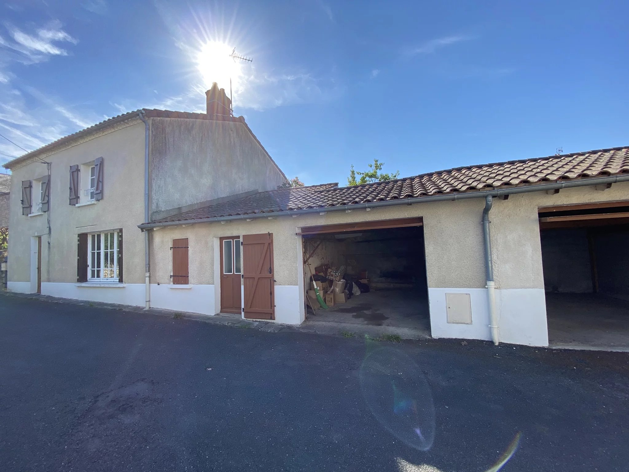 Pretty house in Le Dorat with garages and a garden, Limousin – France – BVI86543