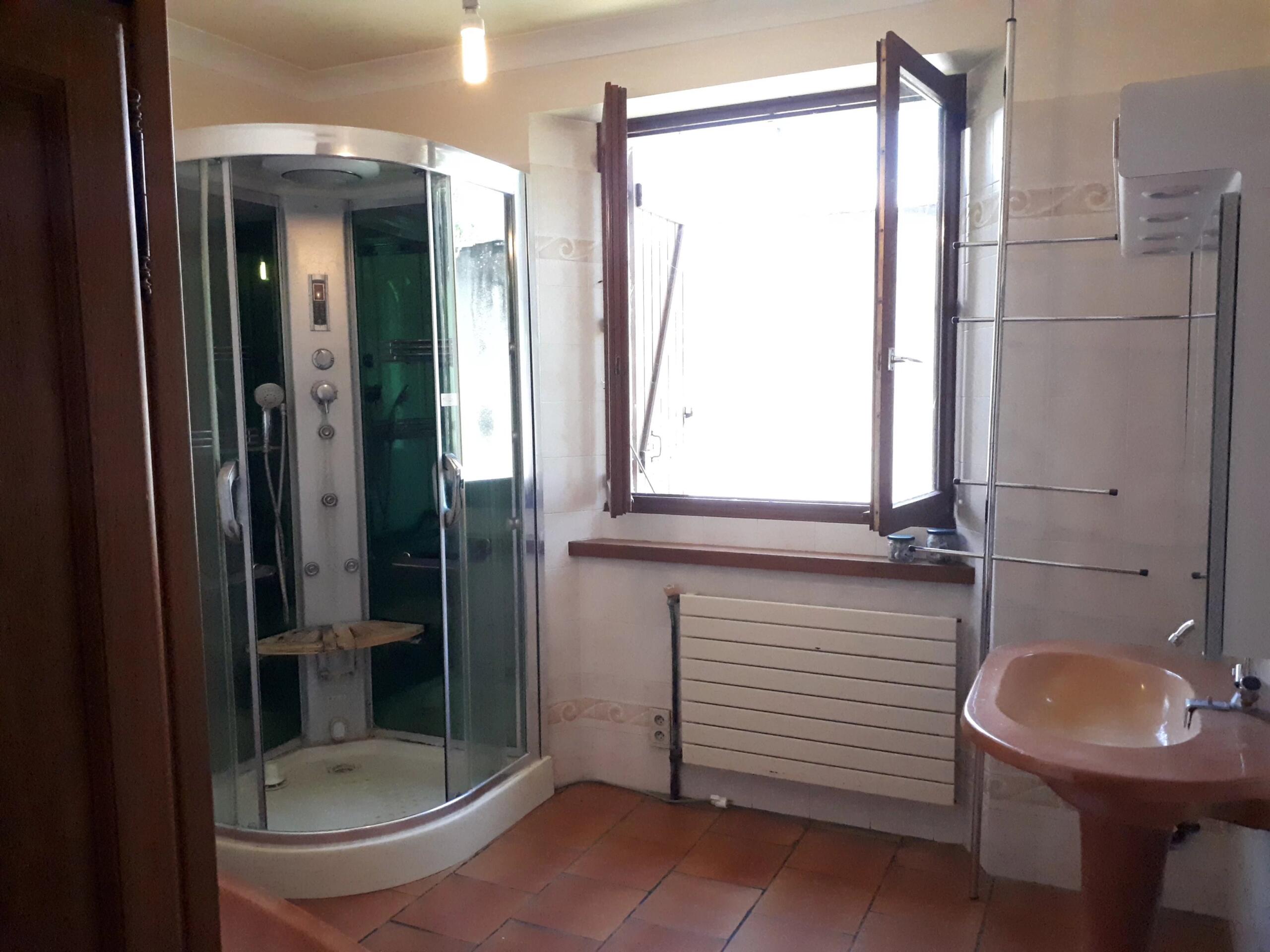 3-bed house with outbuildings on the edge of a village, Midi-Pyrénées – France – BVI86009