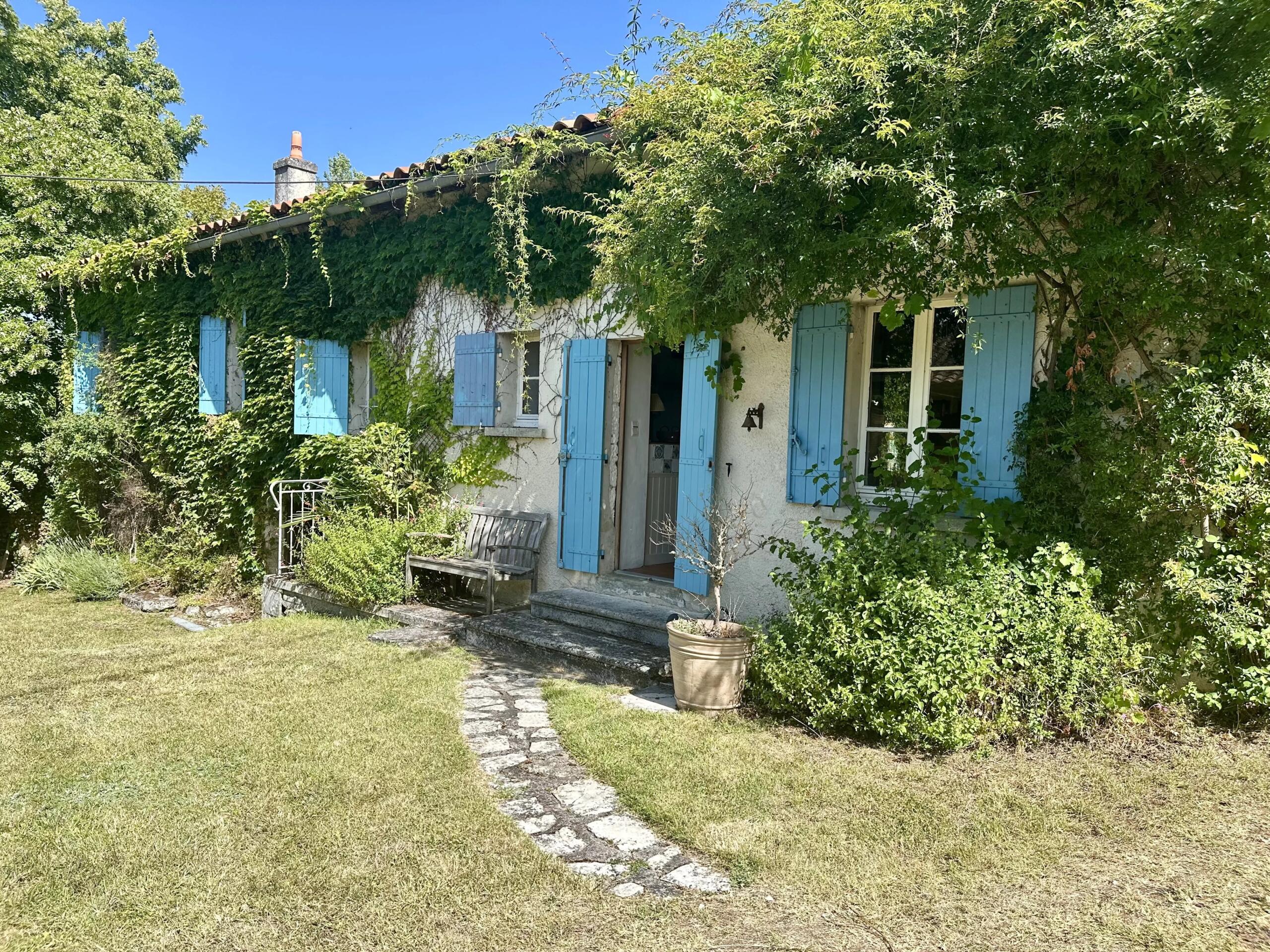 Lovely traditional stone house with garden level guest accommodation, Aquitaine – France – BVI86216