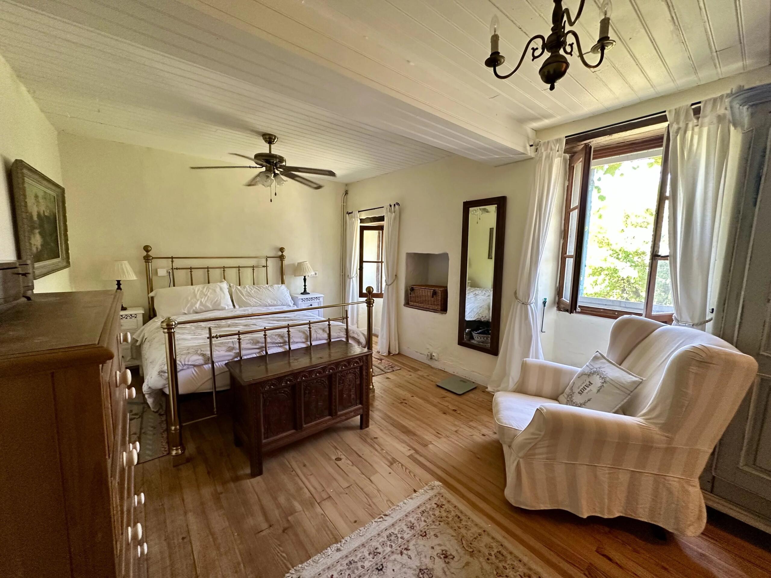 Lovely traditional stone house with garden level guest accommodation, Aquitaine – France – BVI86216