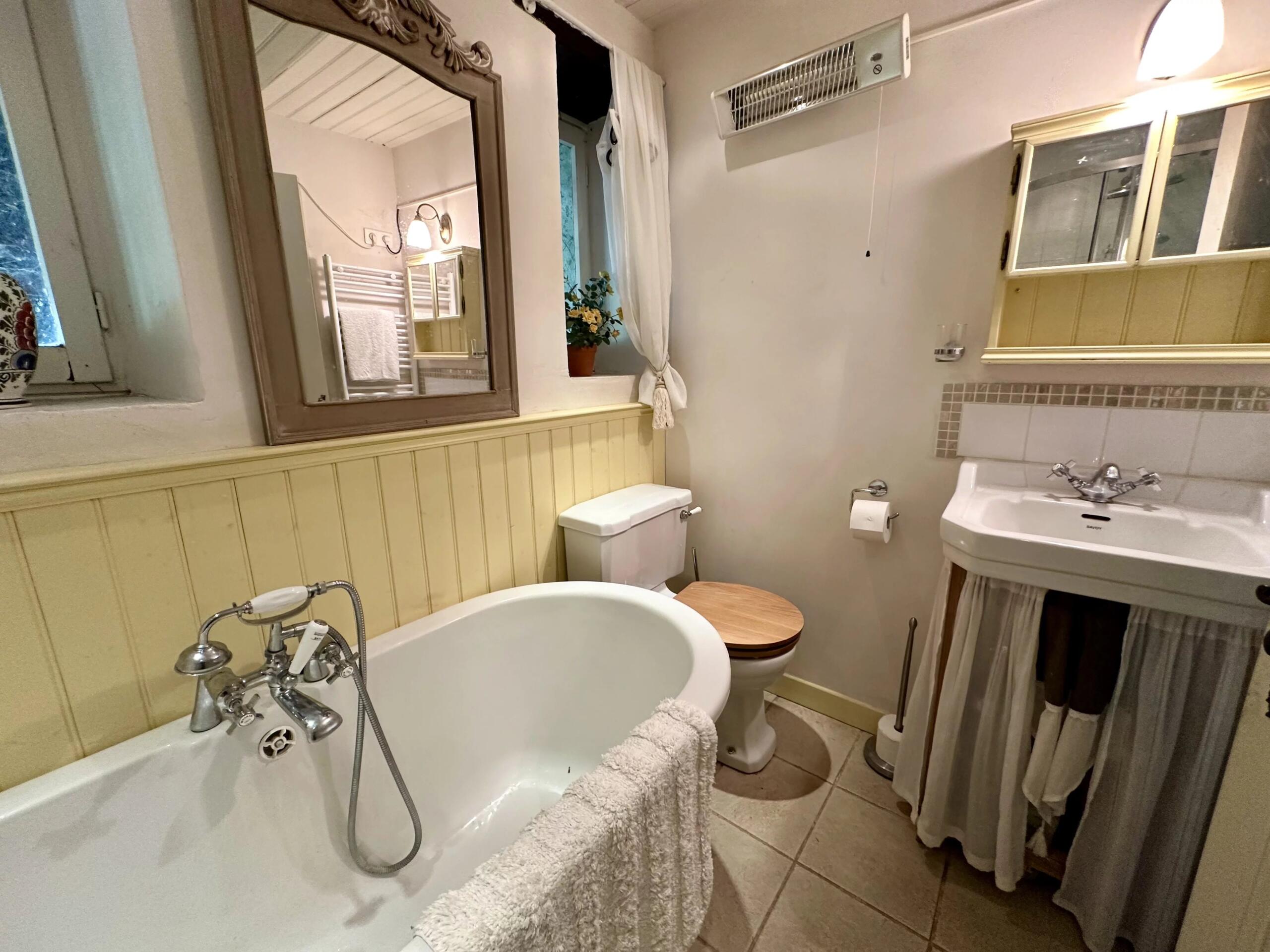 Lovely traditional stone house with garden level guest accommodation, Aquitaine – France – BVI86216