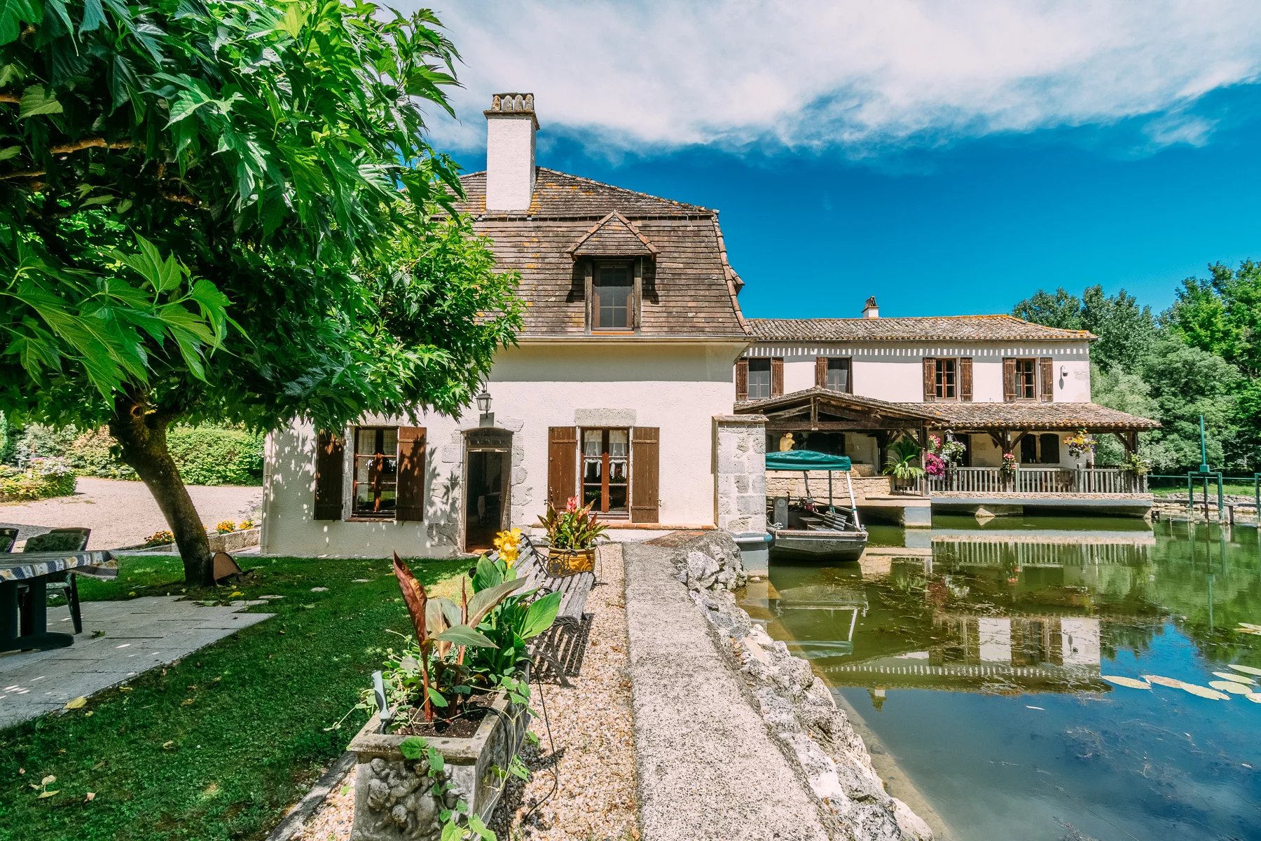 Character Water Mill Set in 13 Hectares of Land, Aquitaine – France – BVI71147