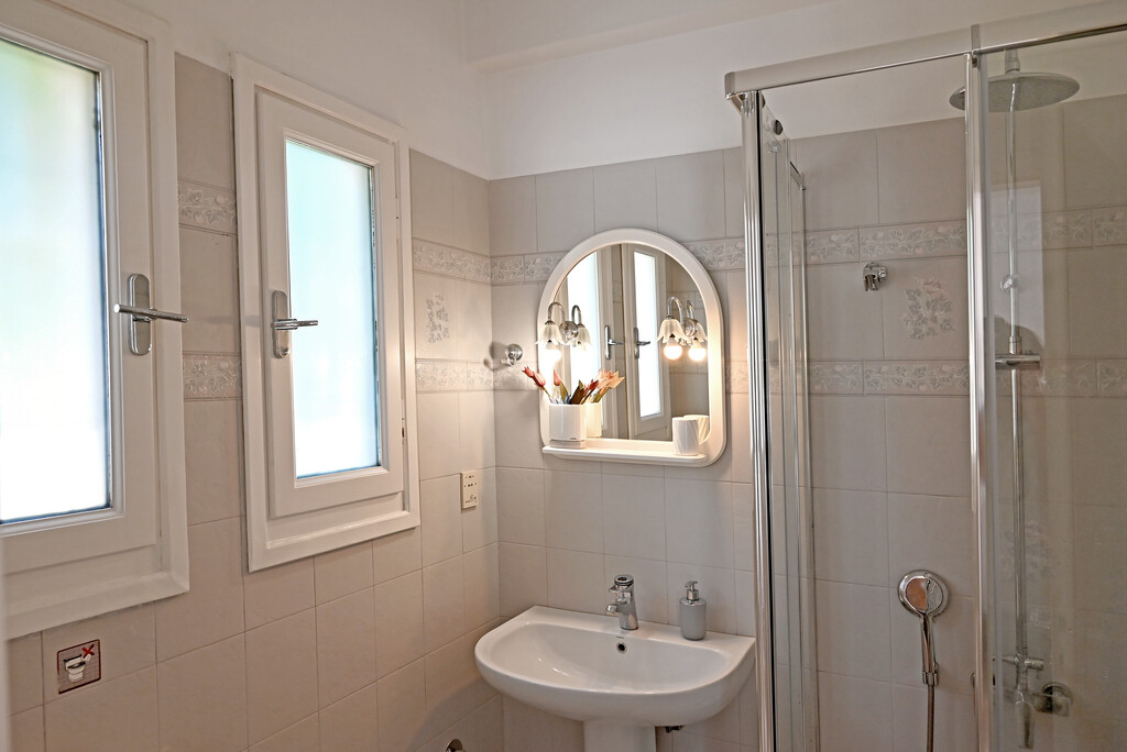 5 bedroom Villa in Megara, Rest Of Attica, Greece – 60253