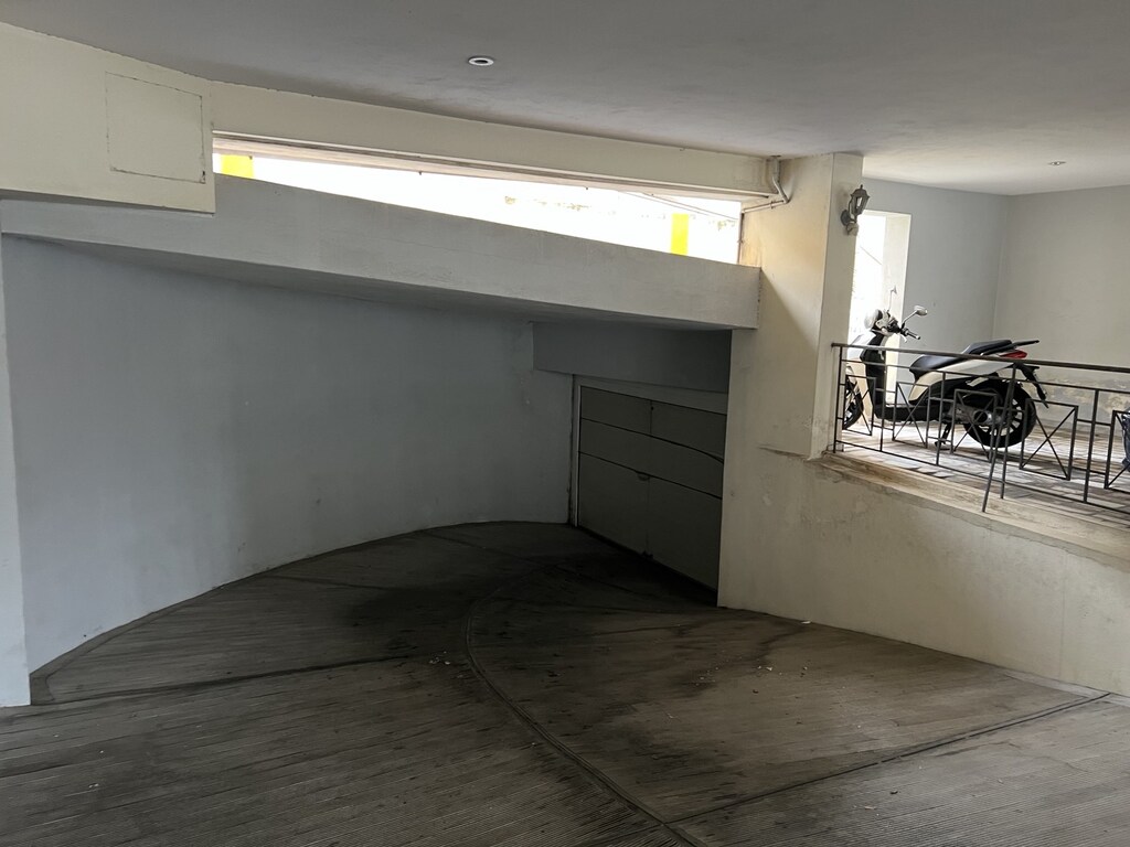 Building in Center – Port, Piraeus, Greece – 58320