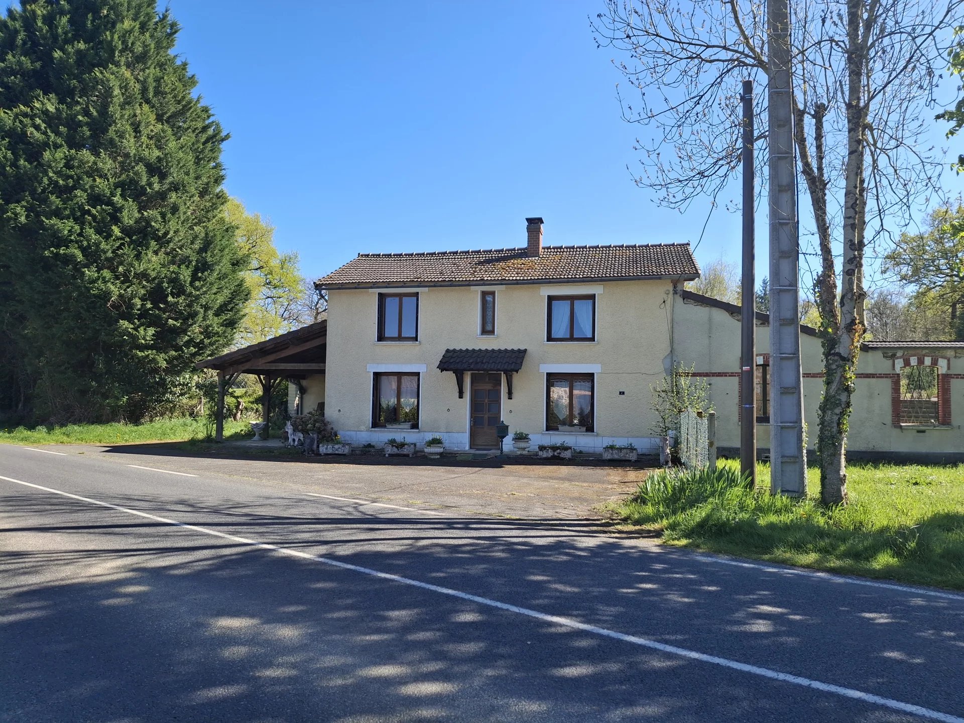 Large family home to modernise, barn , outbuildings and over 2 hectares of land, Limousin – France – BVI80433