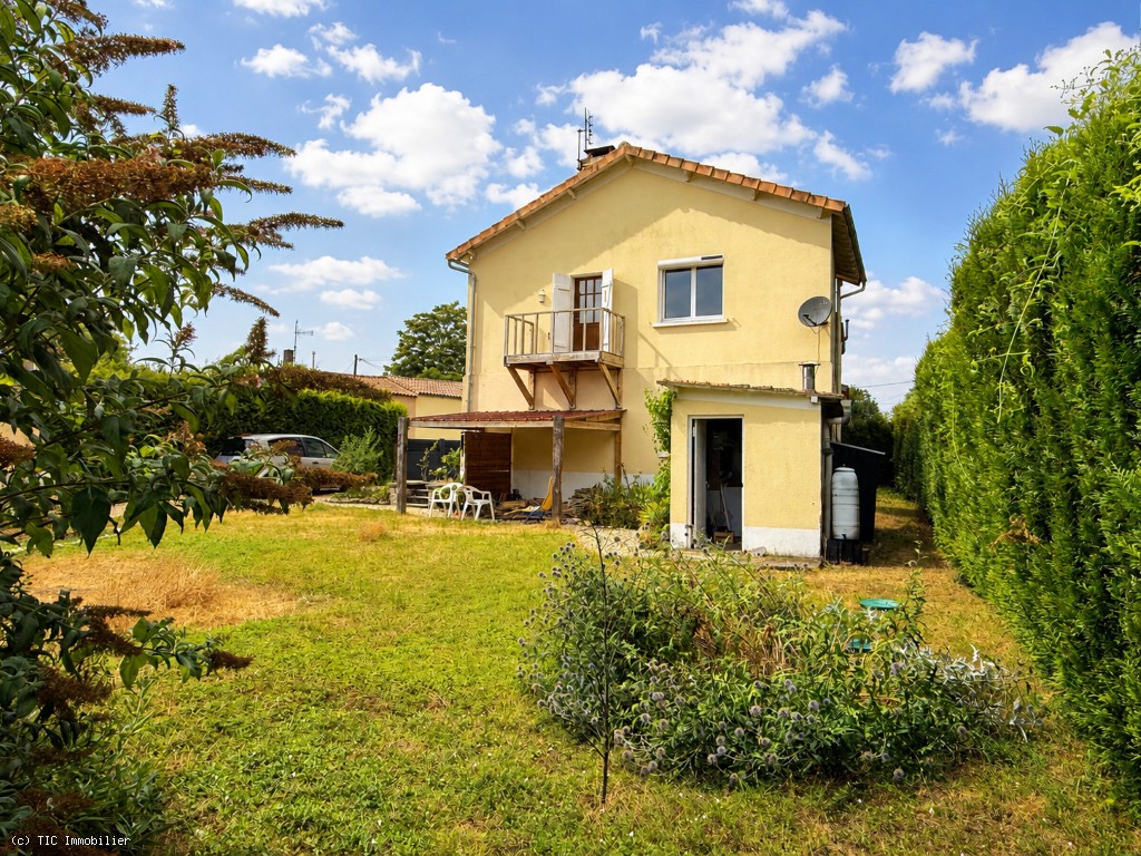 3 bedroom House in Aigre, France – r7546