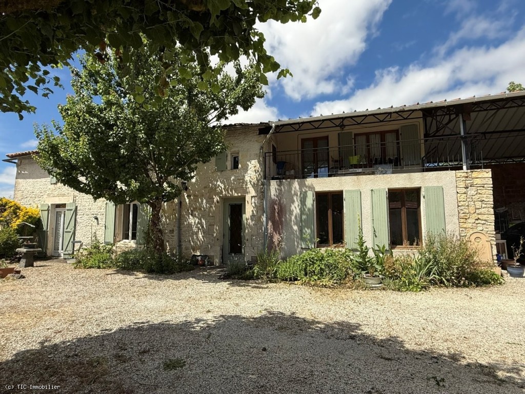 5 bedroom House in Aunac, France – r7542