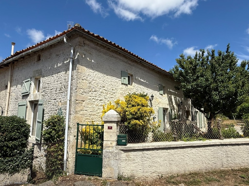 5 bedroom House in Aunac, France – r7542
