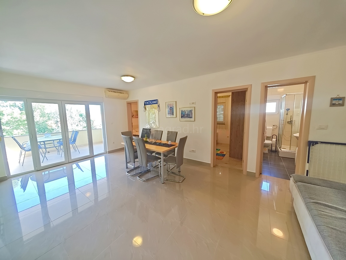3 bedroom apartment in Dobrinj, Croatia – 103709
