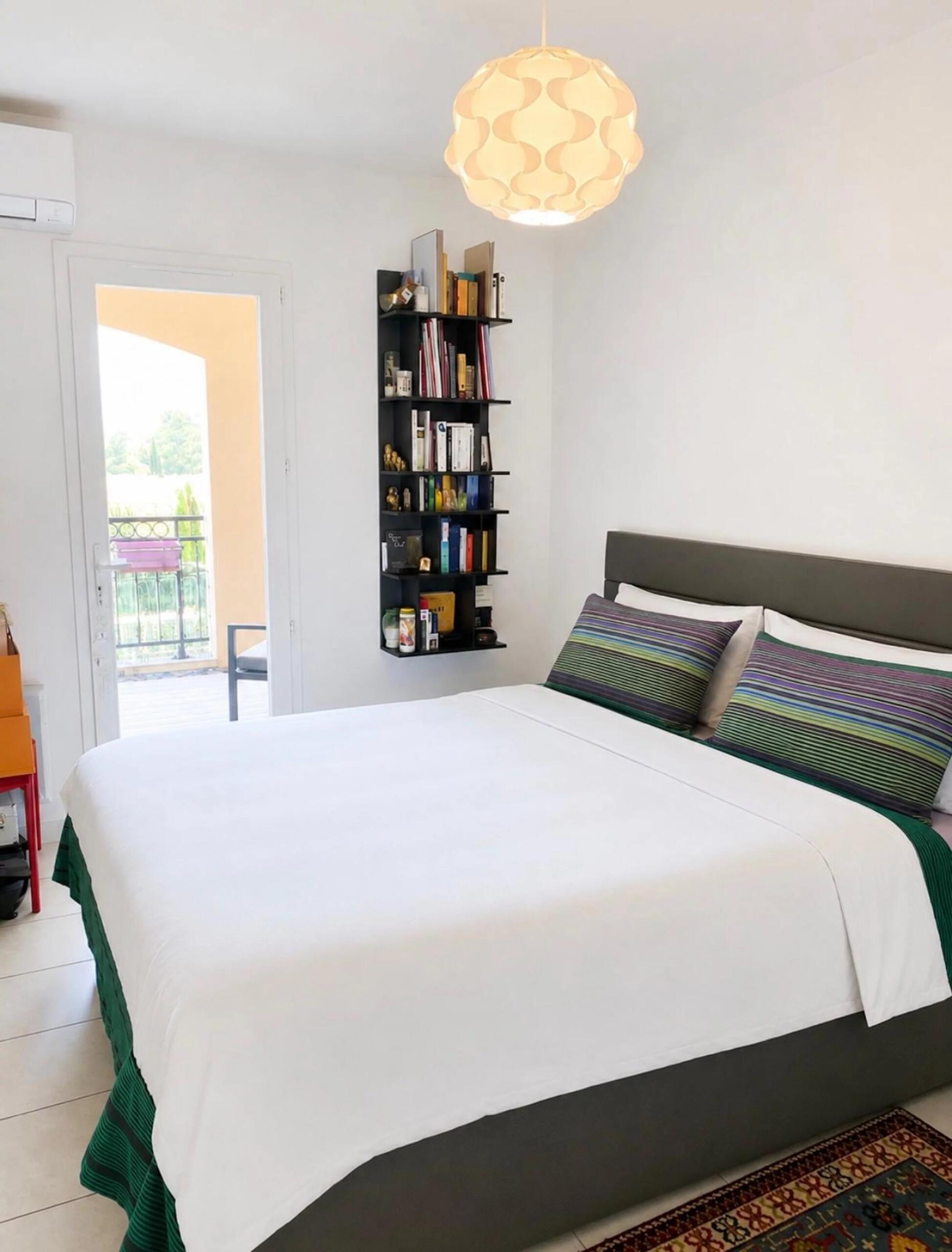 Stunning 2-Bedroom Apartment with Air Conditioning, Spacious Terrace & Sainte-Victoire Views, Provence-Alpes-Côte d’Azur – France – BVI86576