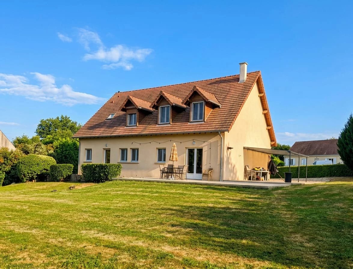 Stunning detached 4 bedroom home, close to the centre of village, Centre – France – BVI86295