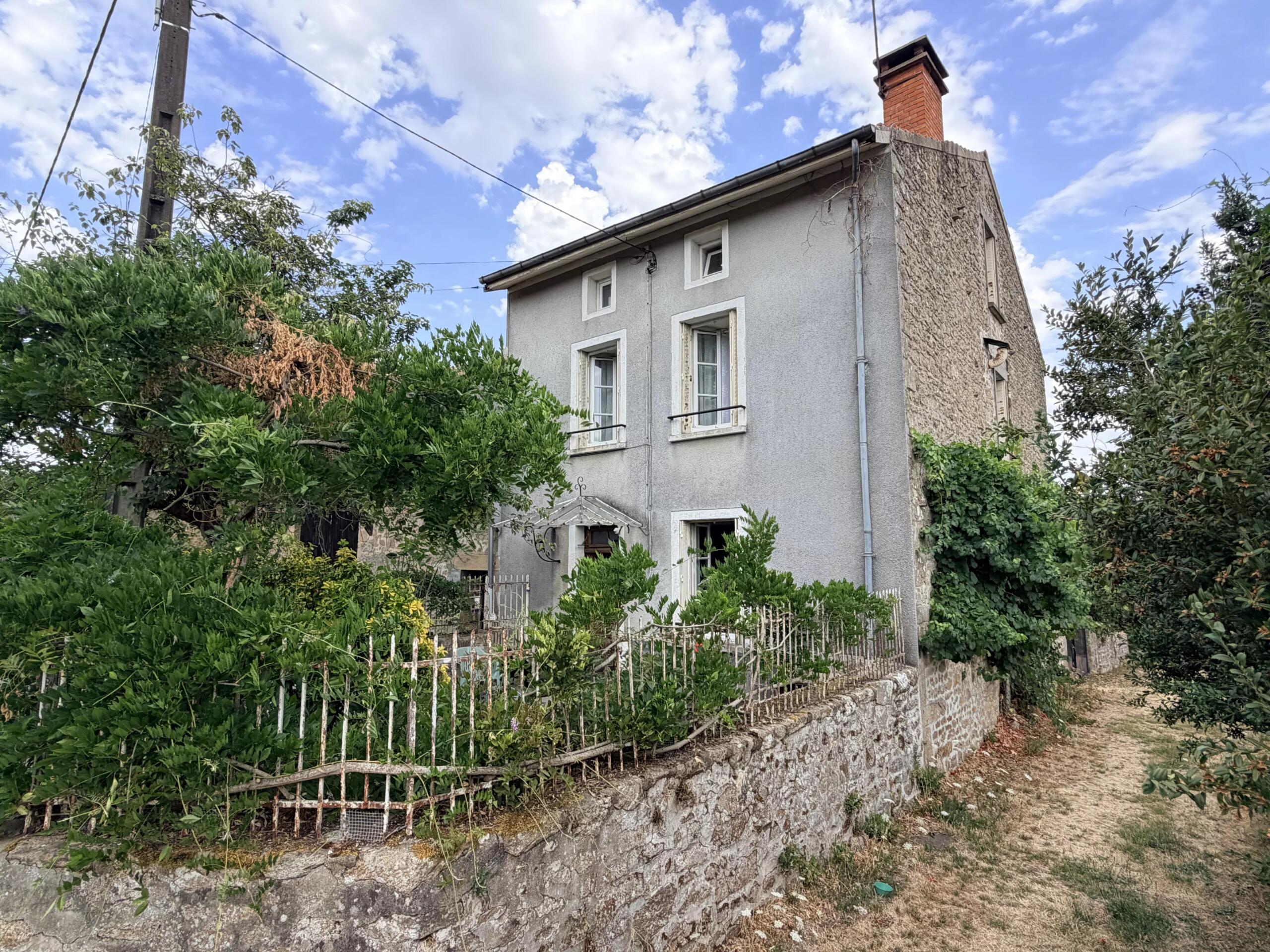 Spacious hamlet house with flexible accommodation, great outside space and barns, Limousin – France – BVI86608