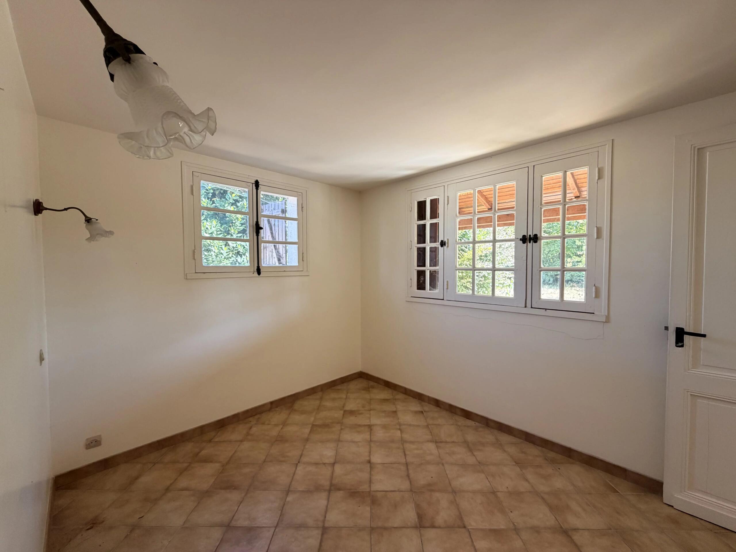 Single-Storey Town Property with Garage and Extension Potential, Poitou-Charentes – France – BVI86160