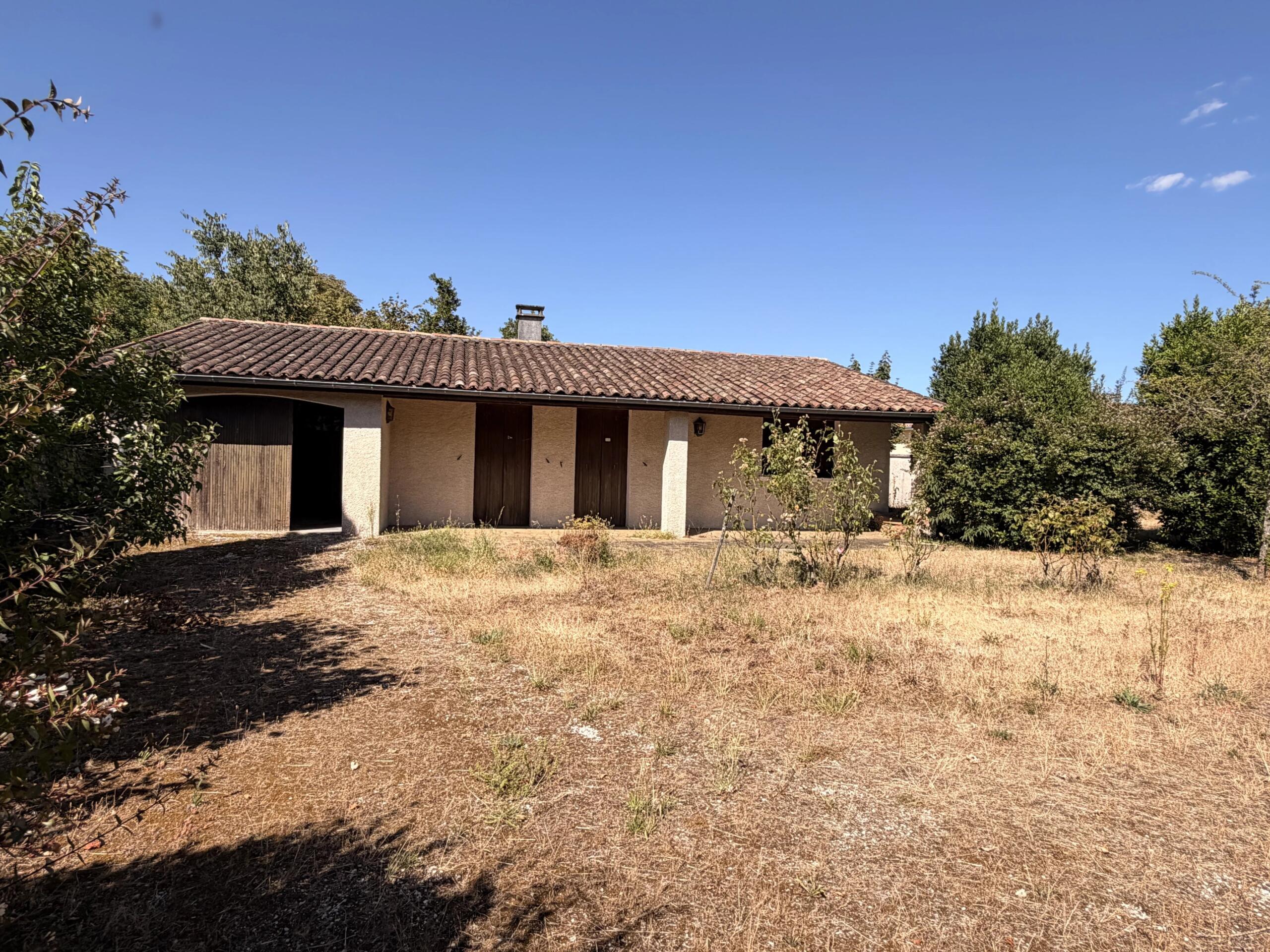 Single-Storey Town Property with Garage and Extension Potential, Poitou-Charentes – France – BVI86160